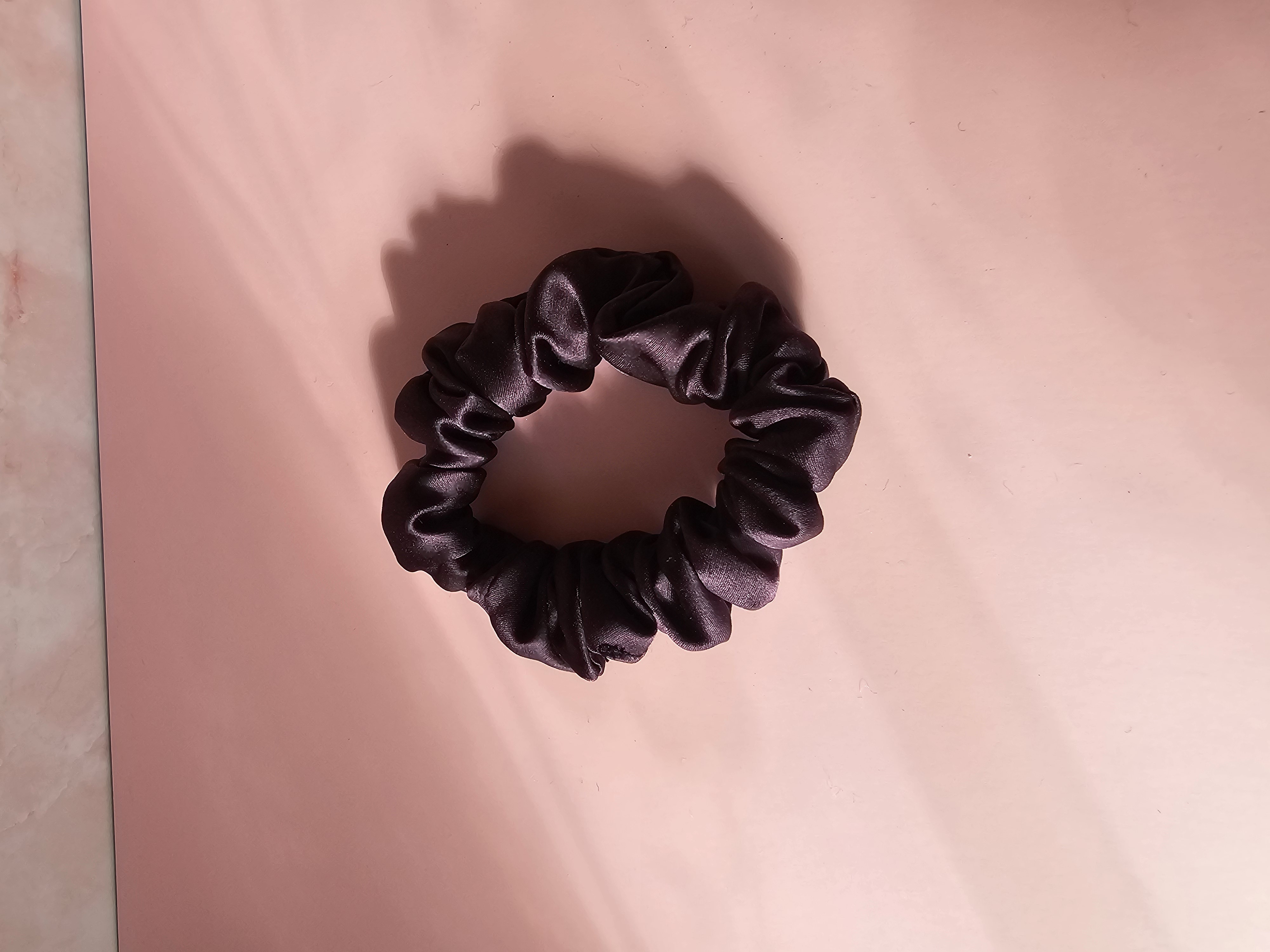 Midi šilkinė gumytė - tamsiai violetinė