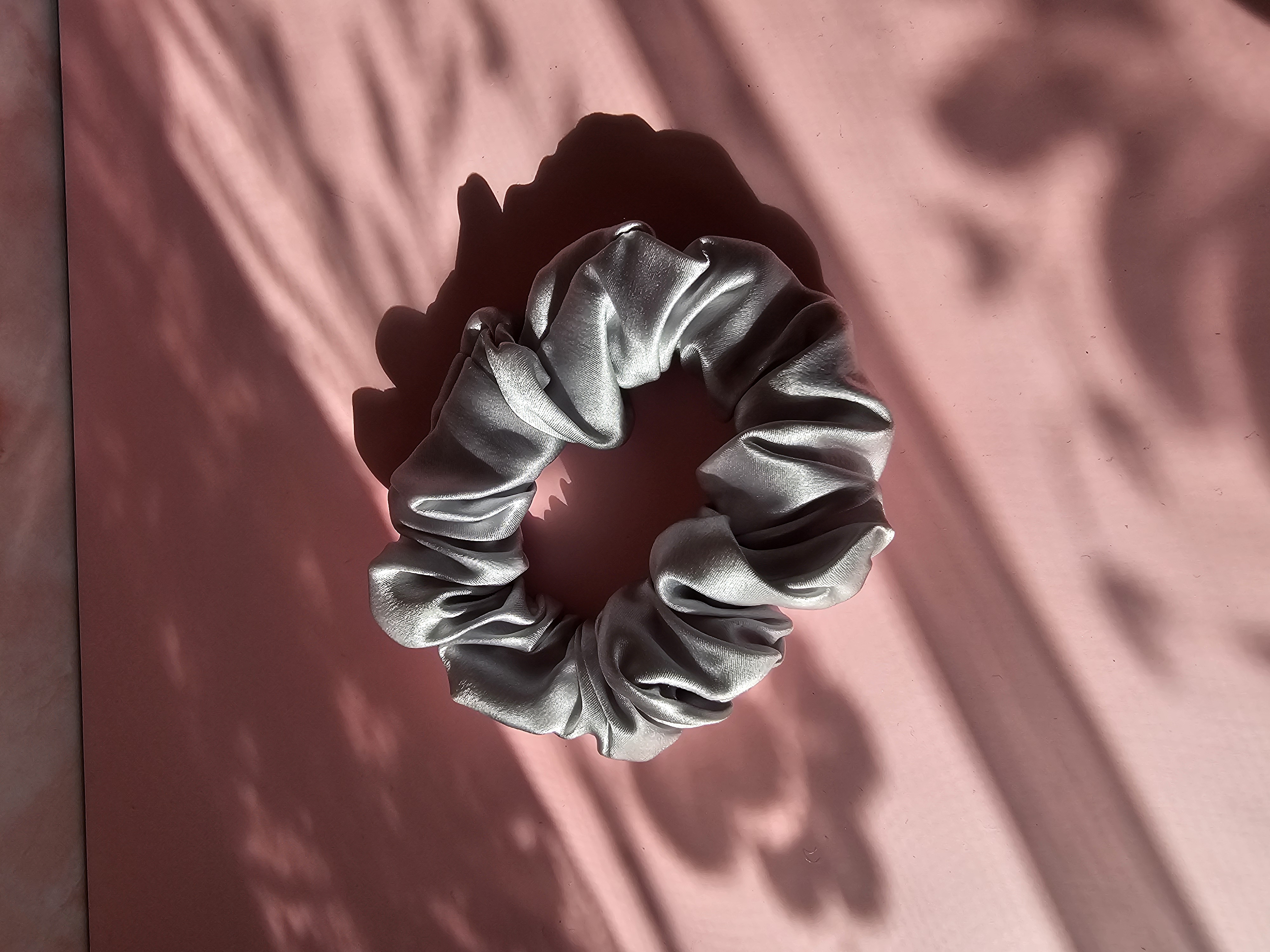 Maxi šilkinė plaukų gumytė - pilka