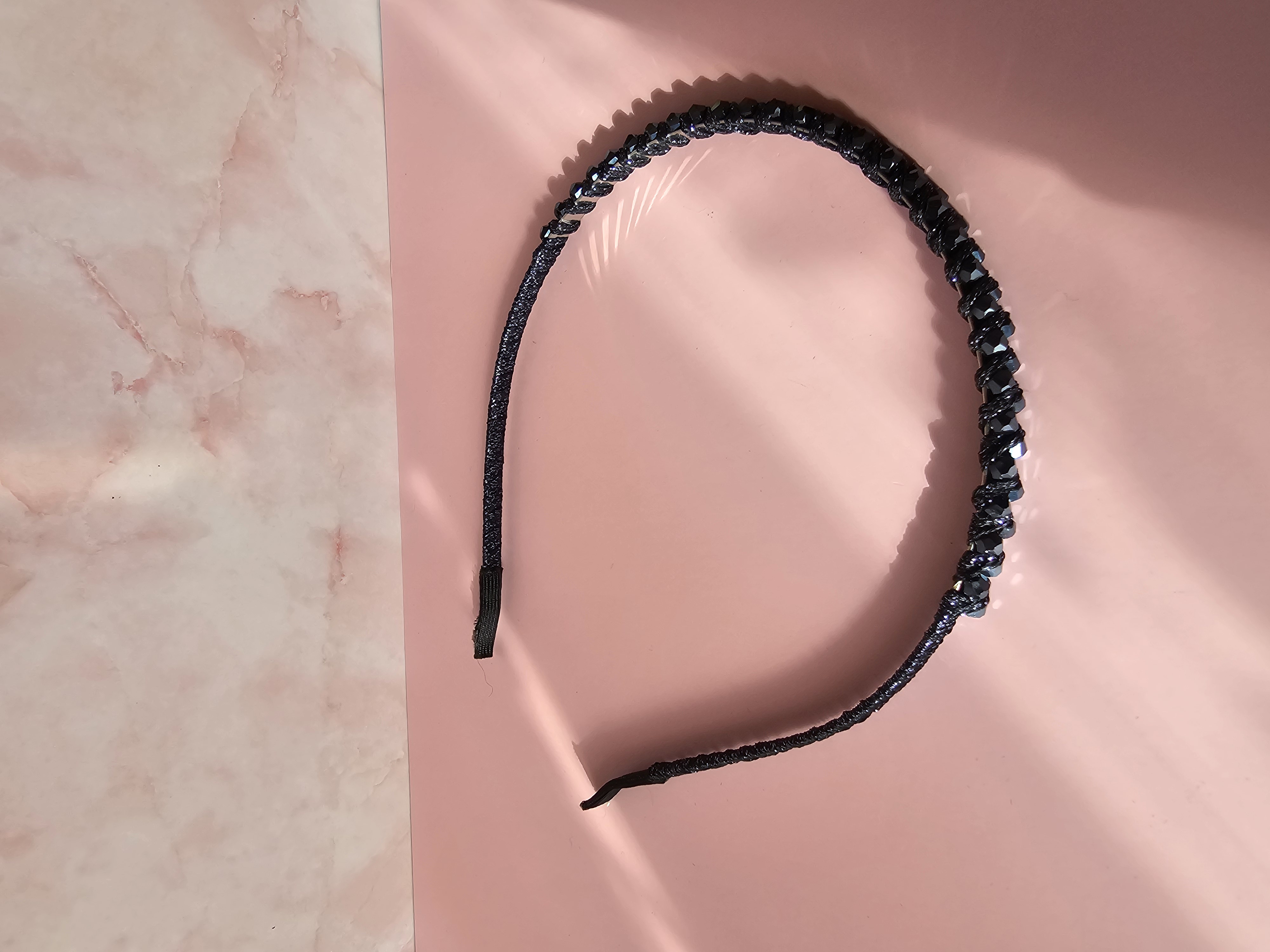 Siuvinėtas plonas tamsiai mėlynas lankelis