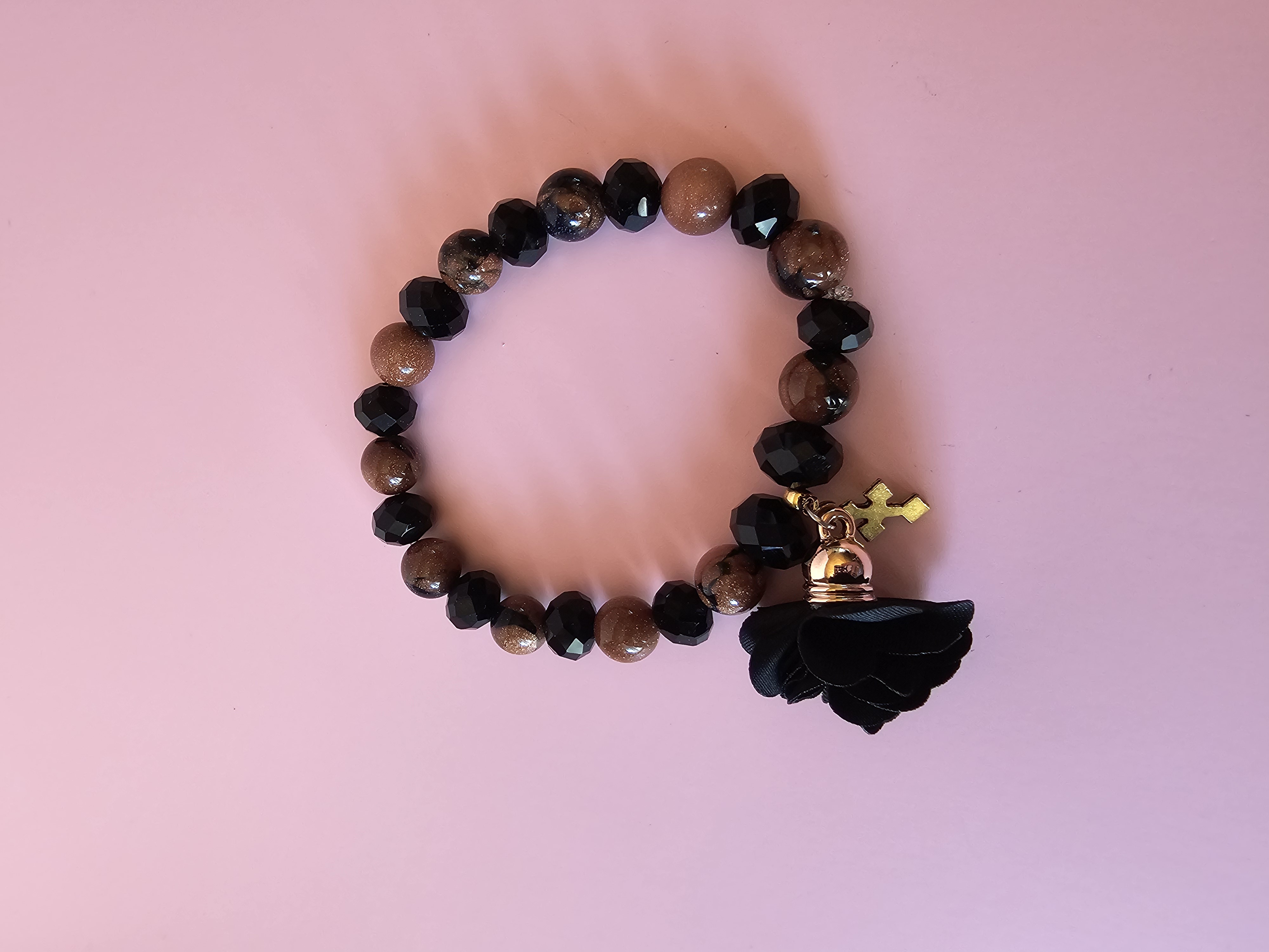 Apyrankė su juoda gėle ir kryželiu