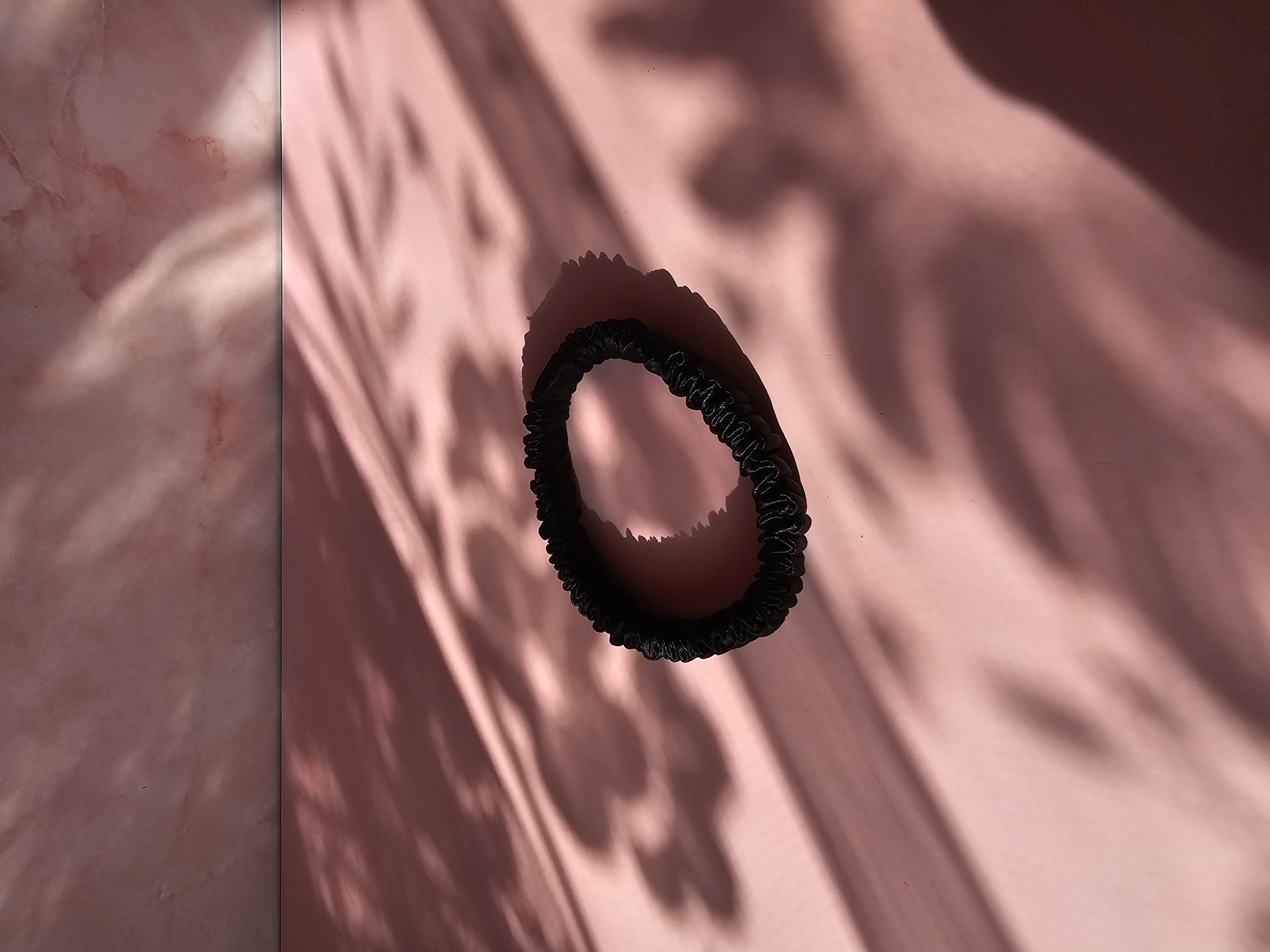 Mini šilkinė plaukų gumytė - juoda