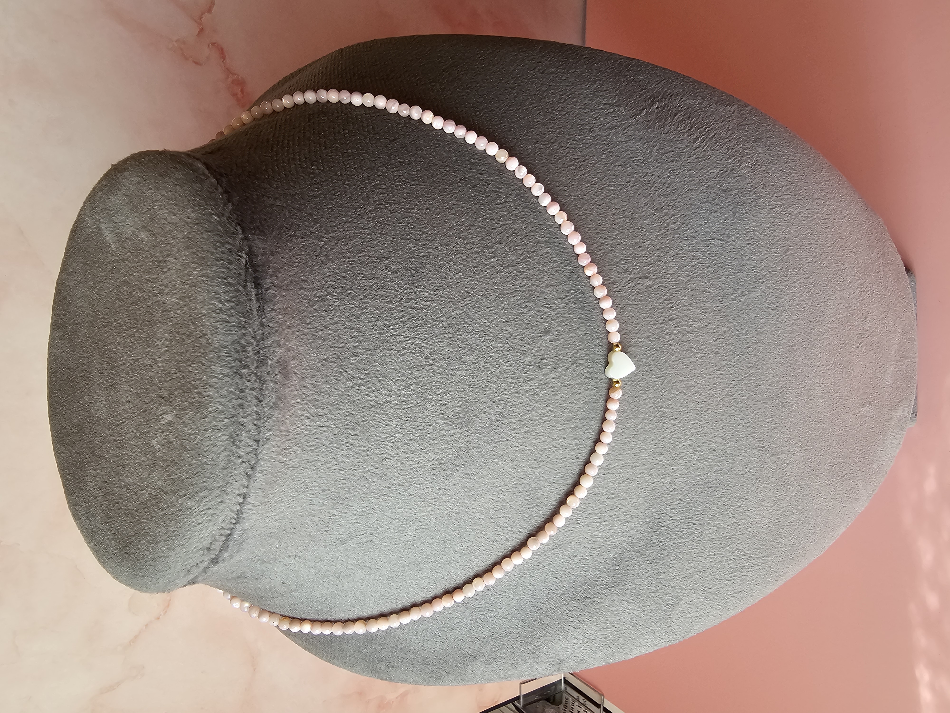 Rožinis kaklo vėrinys su katės akies karoliukais ir širdele