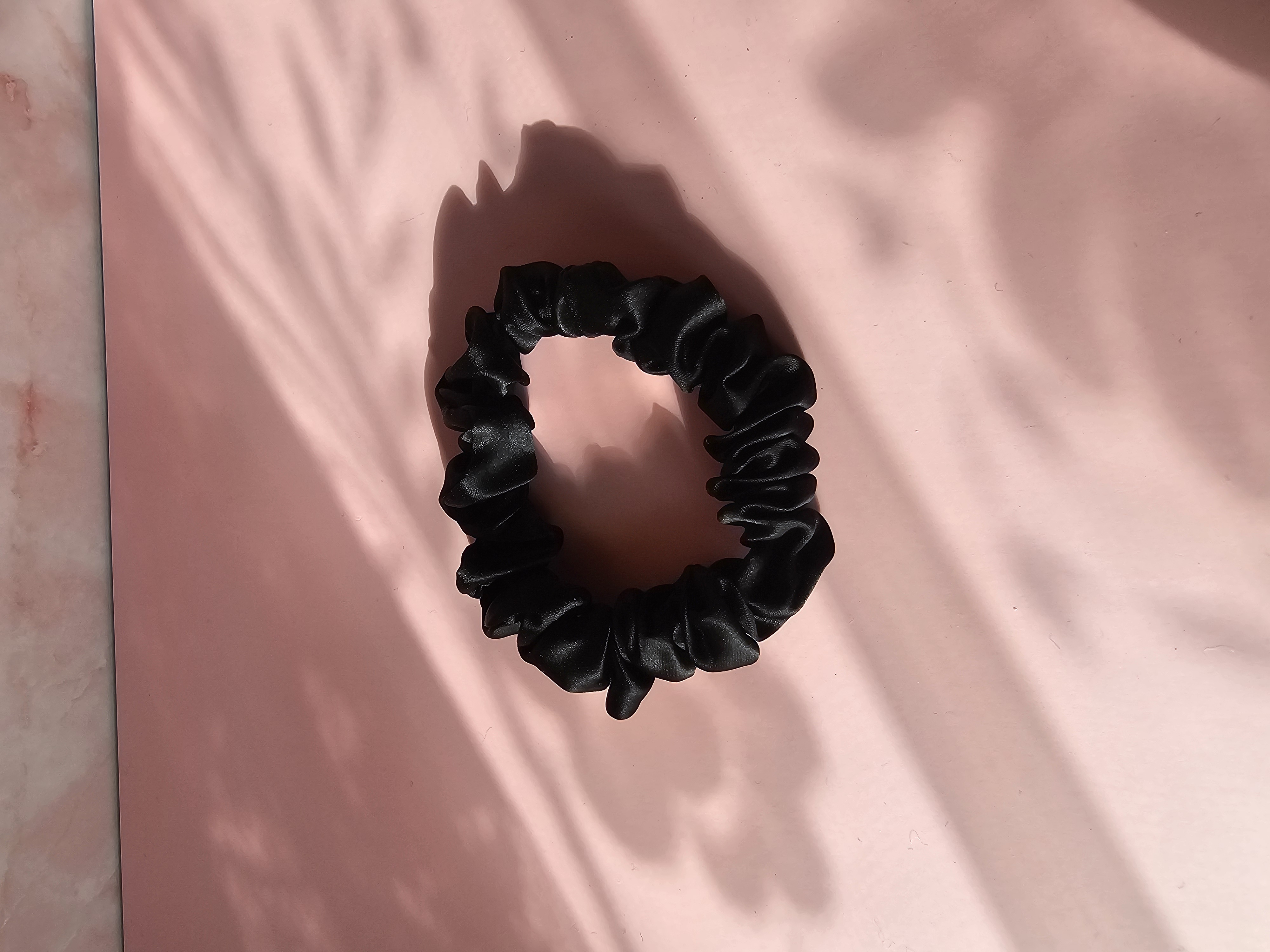 Midi šilkinė gumytė - juoda