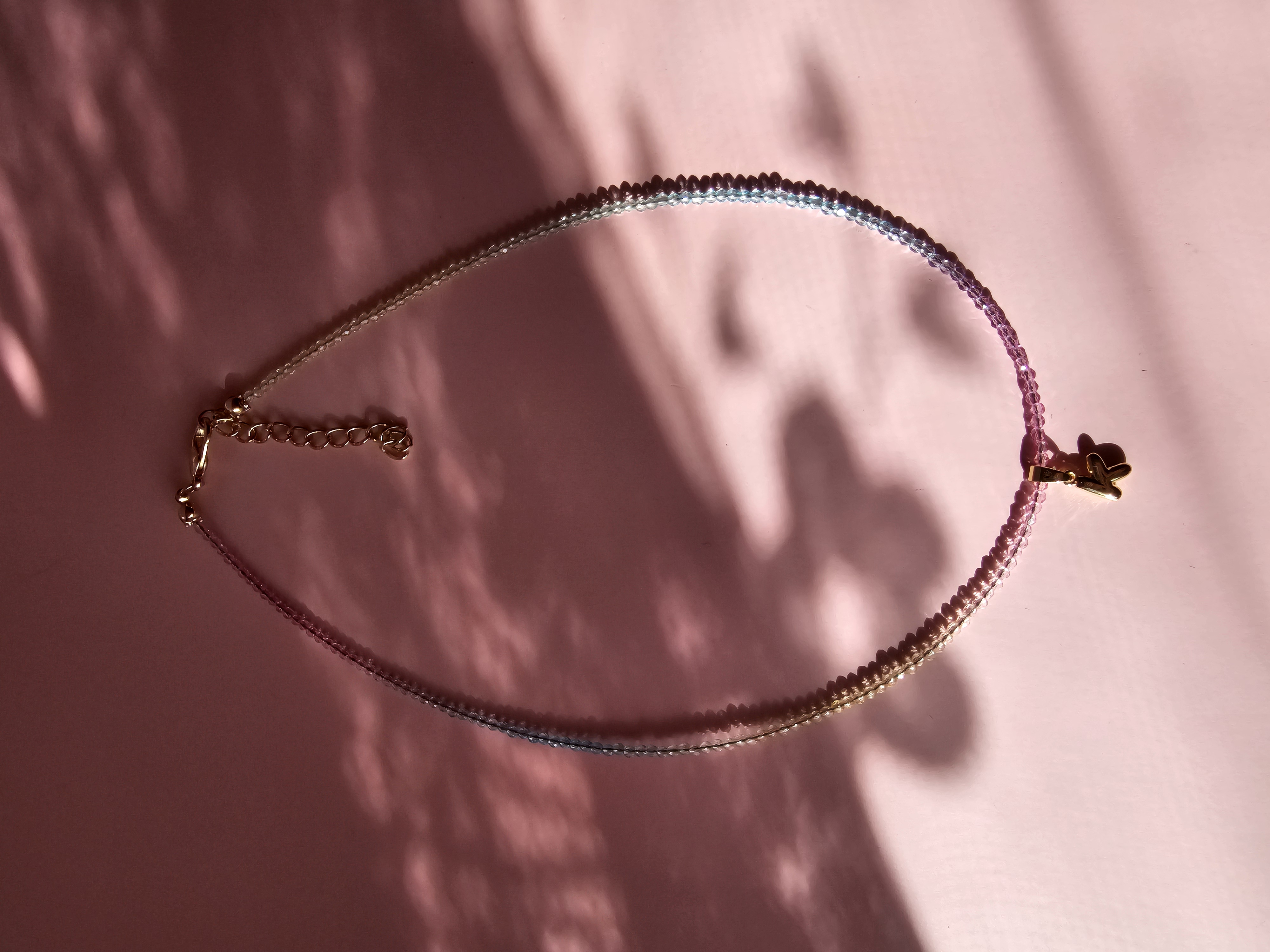 Spalvingas kaklo vėrinys su K raide