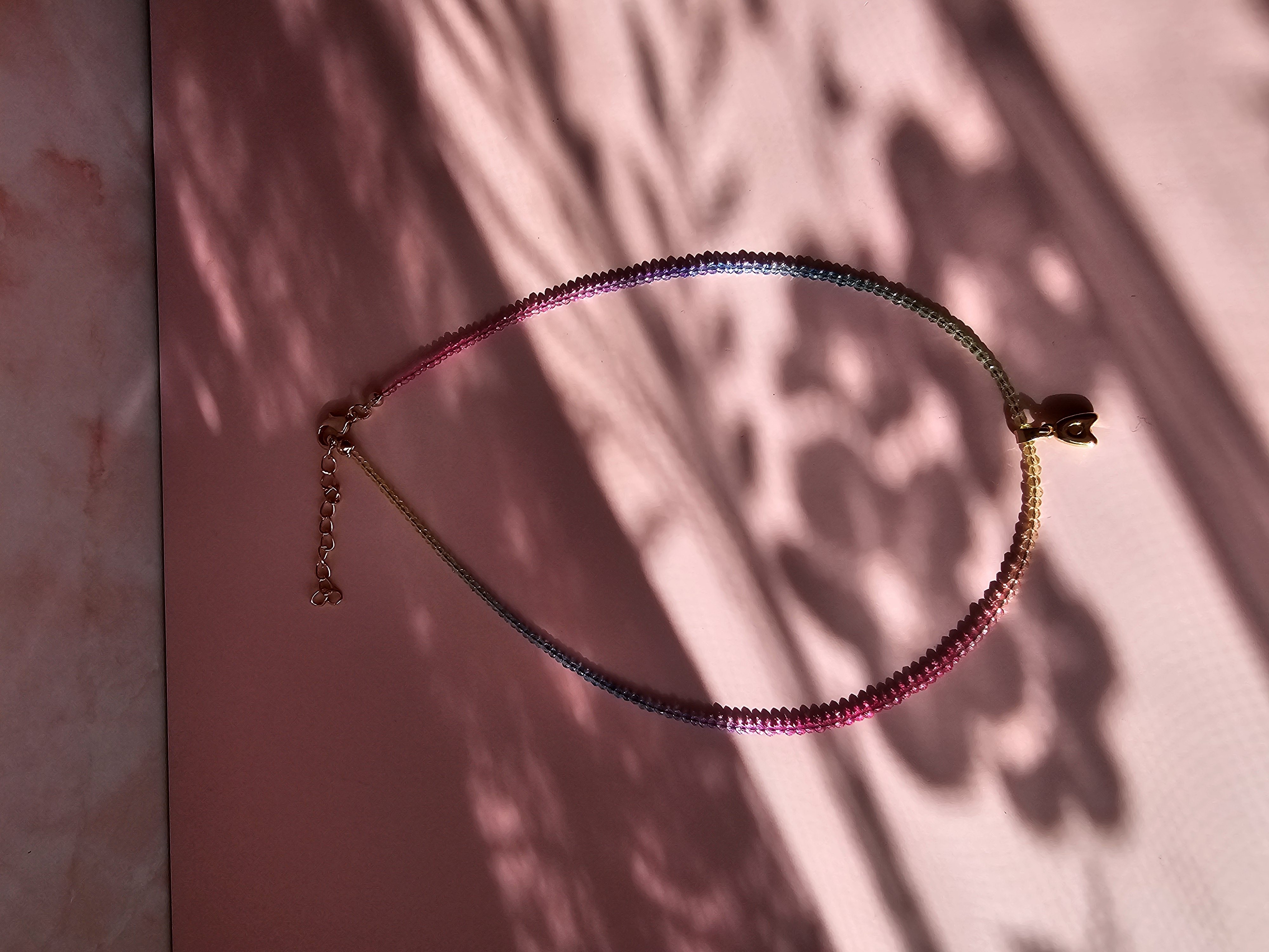 Spalvingas kaklo vėrinys su A raide