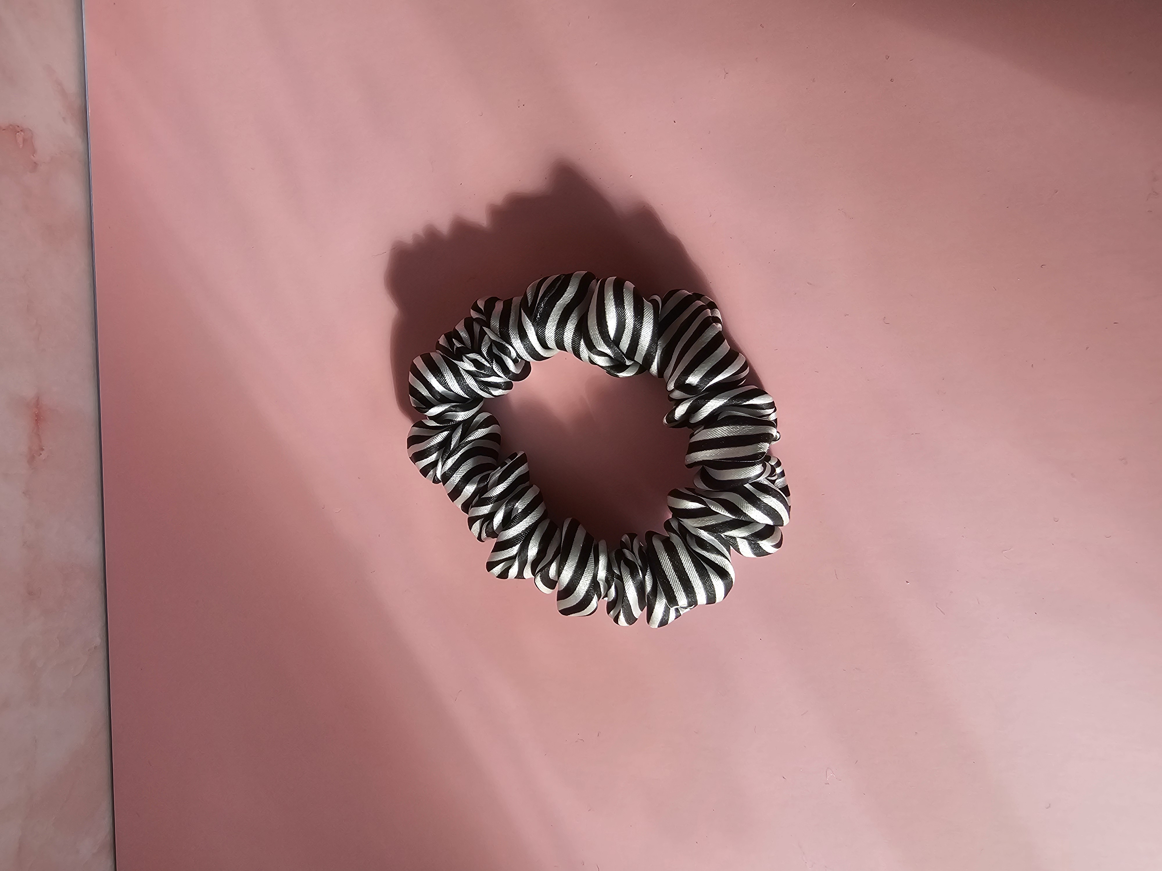 Midi šilkinė plaukų gumytė - zebriukas