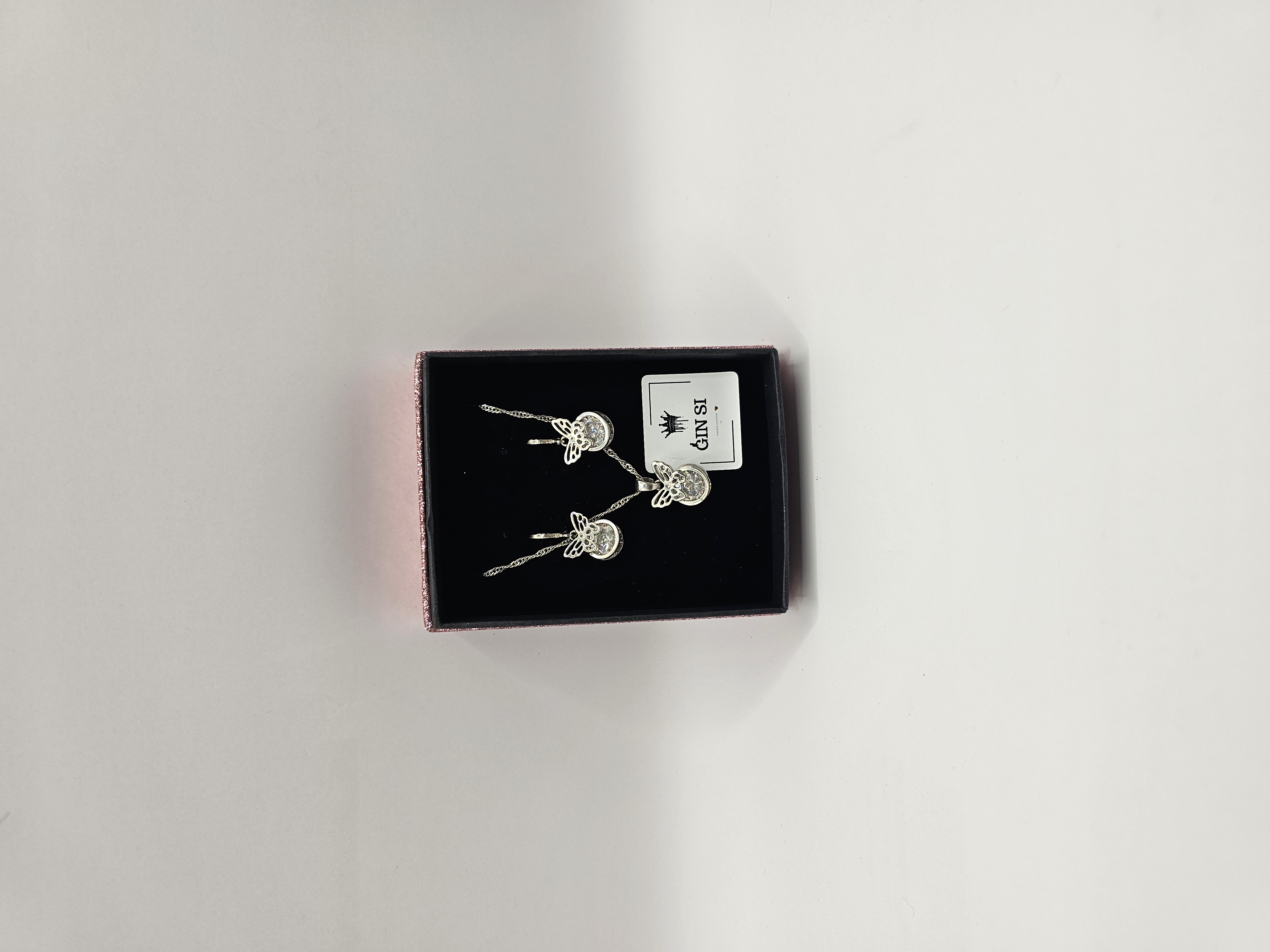 Papuošalų rinkinys su skaidriu cirkoniu ir draugeliais