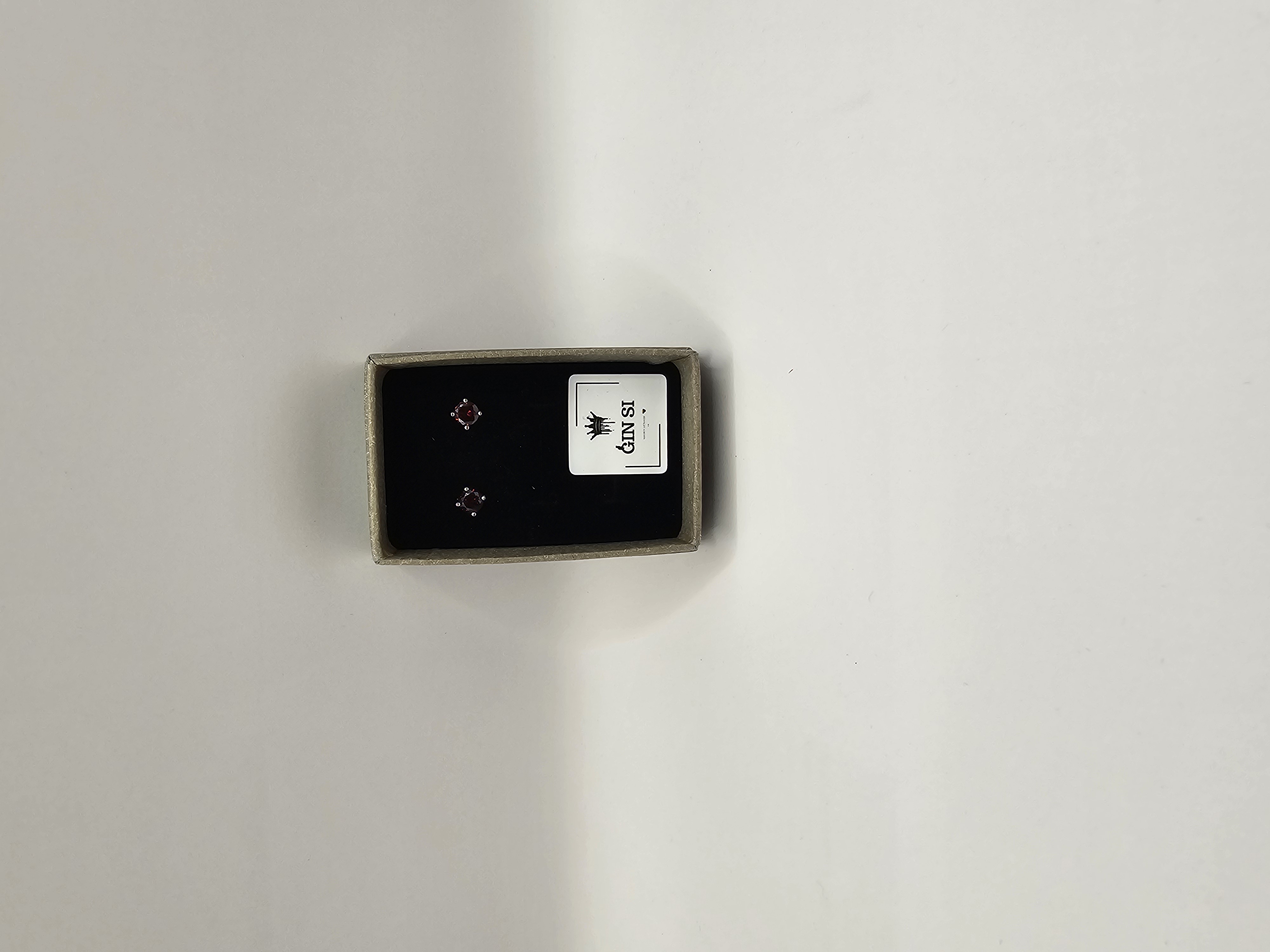 Auskarai su bordo cirkoniu