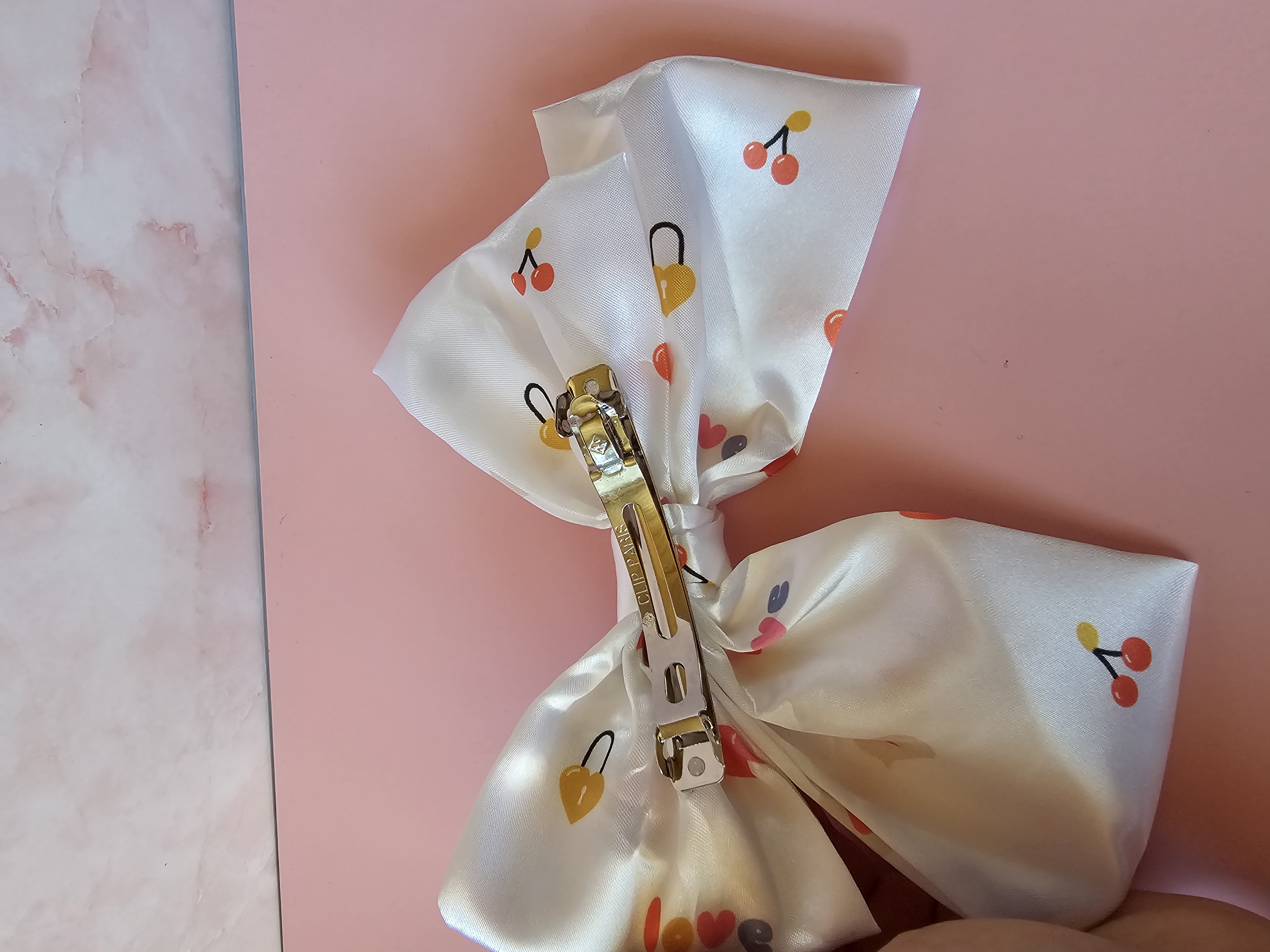 Plaukų segtukas kaspinas - baltas su žaismingumu