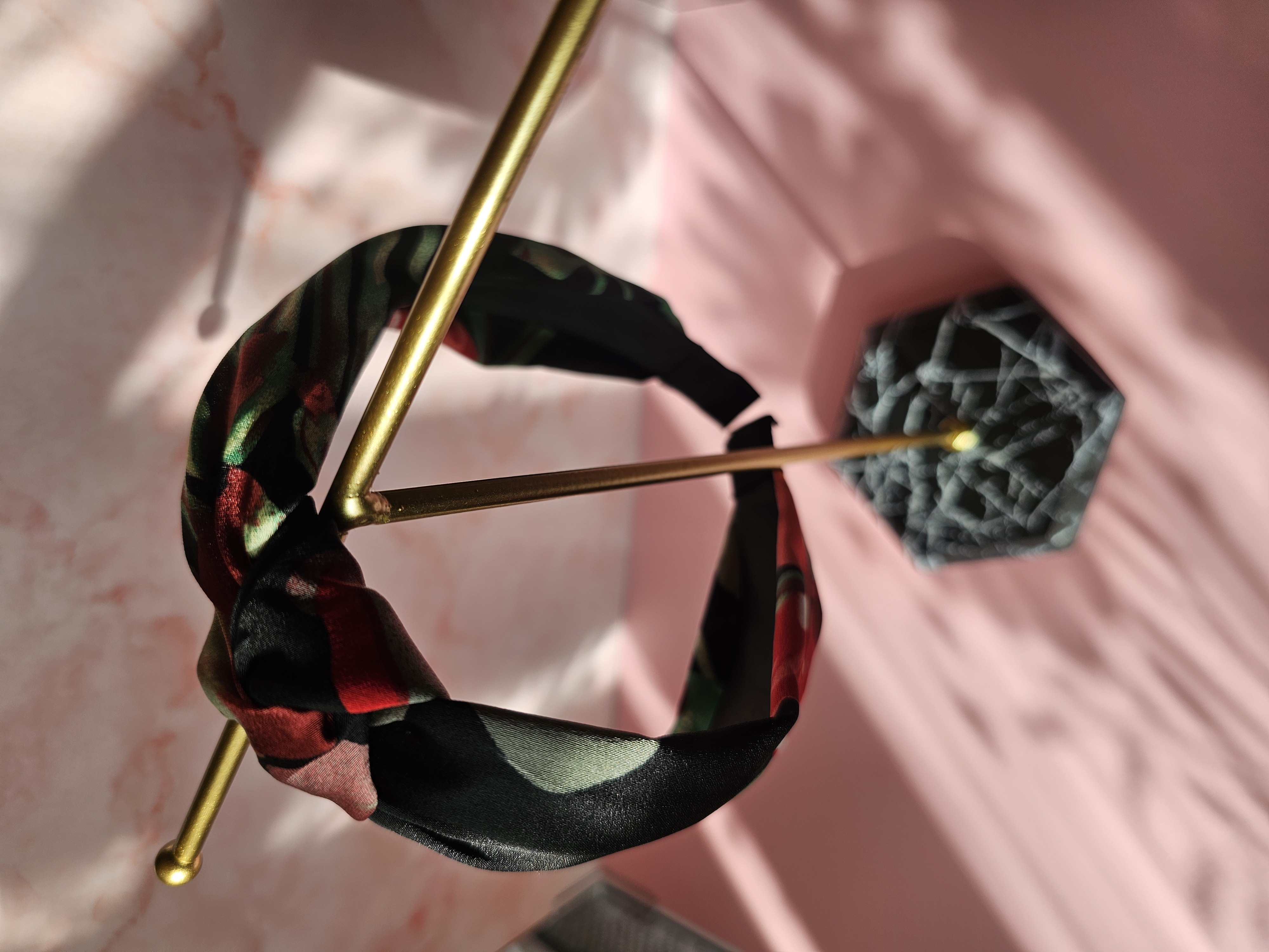 Juodas su gėlėmis plaukų lankelis