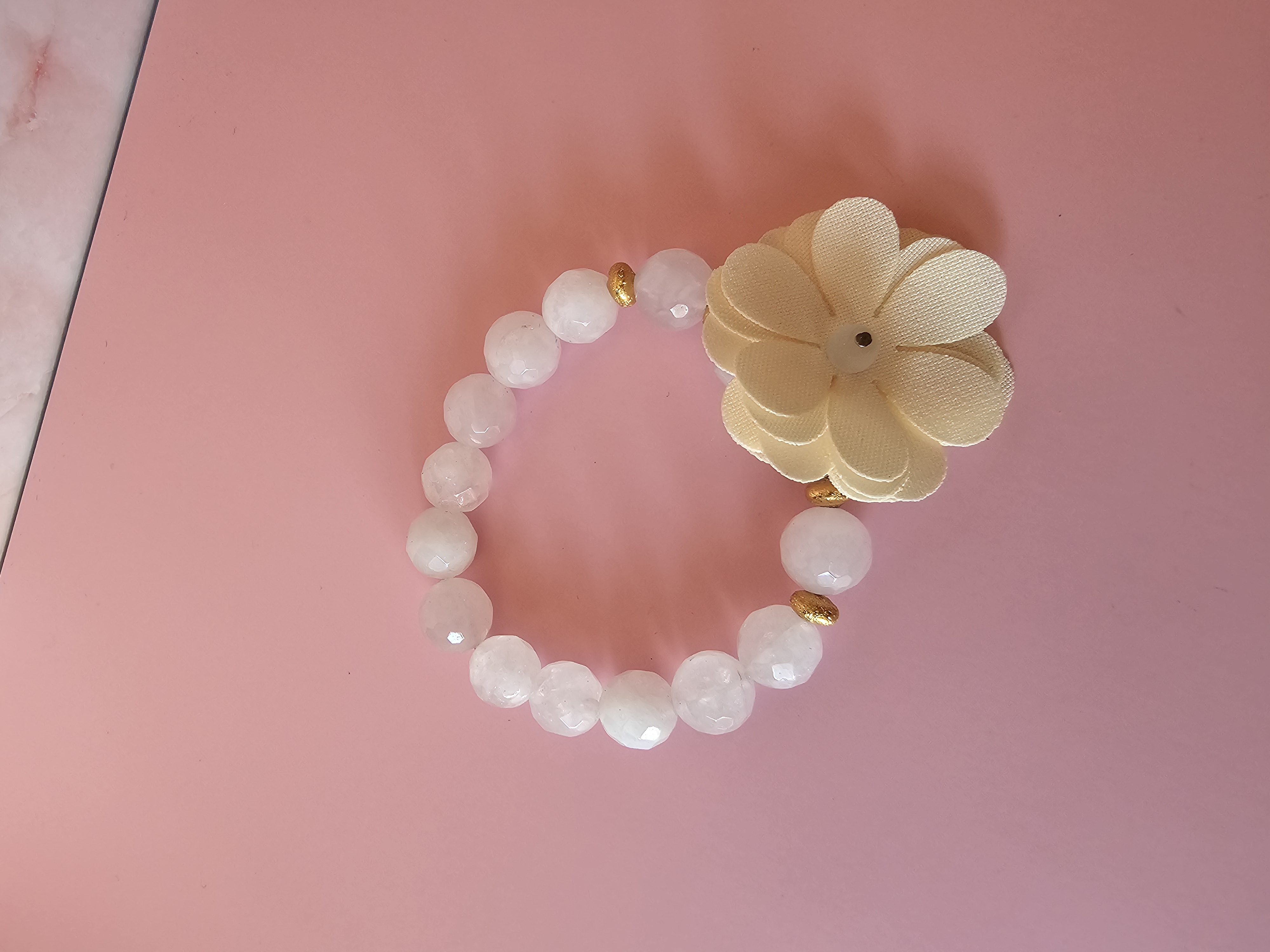 Apyrankė su užrašu "Sesės"