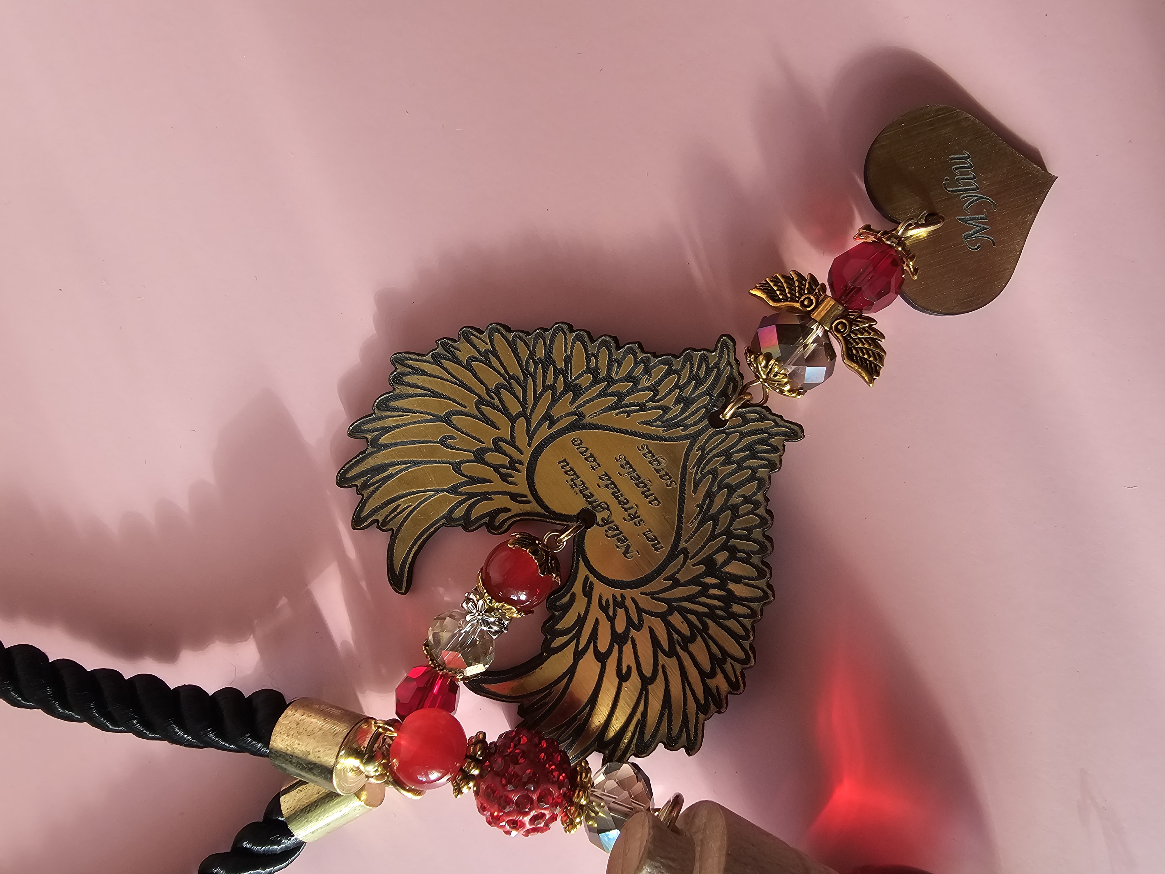 Automobilio pakabukas ir kvapukas su užrašu "Nelėk greičiau nei skrenda tavo..."