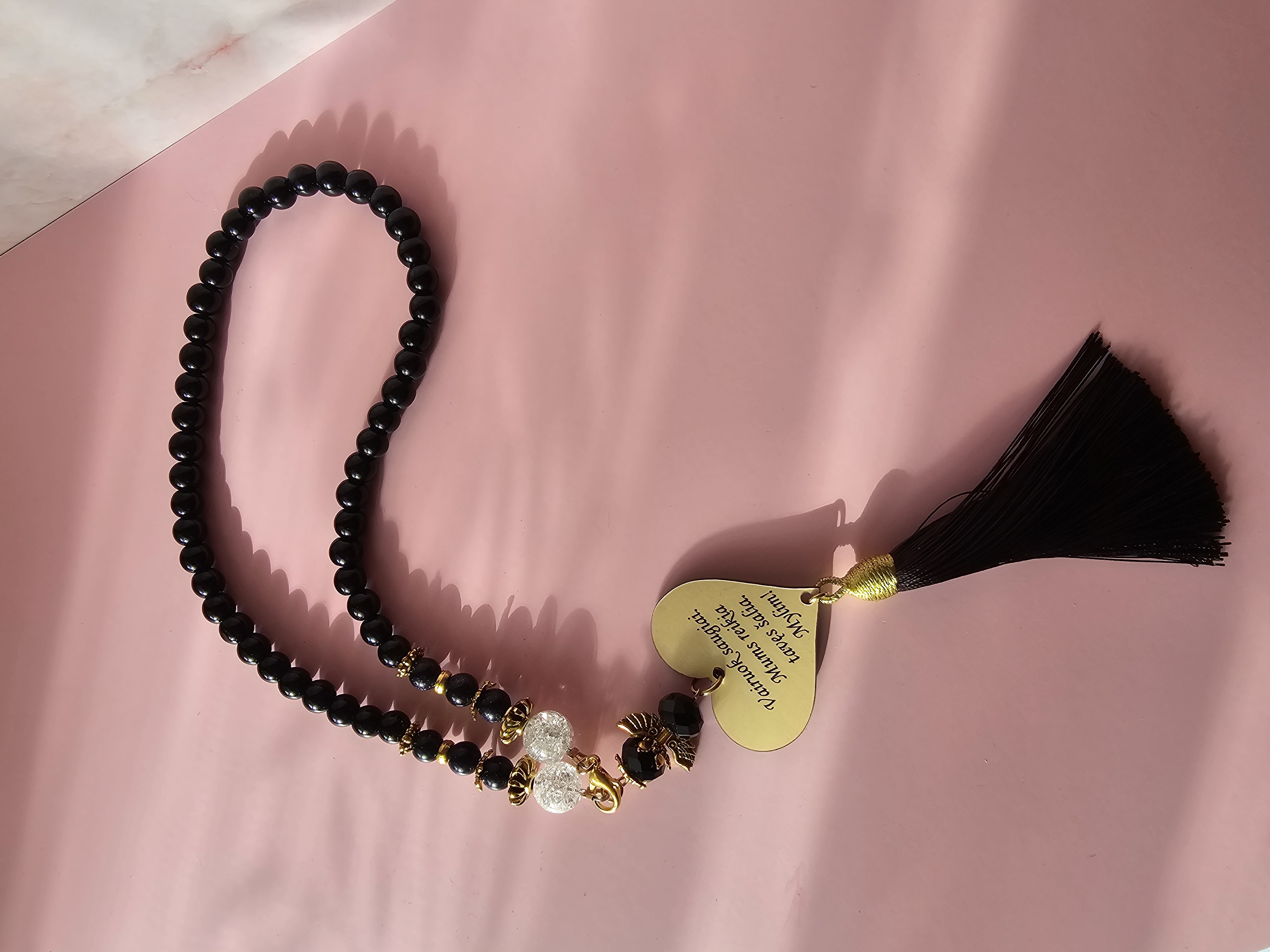 Automobilio pakabukas su užrašu "Vairuok saugiai! Mums reikia tavęs šalia. Mylim"