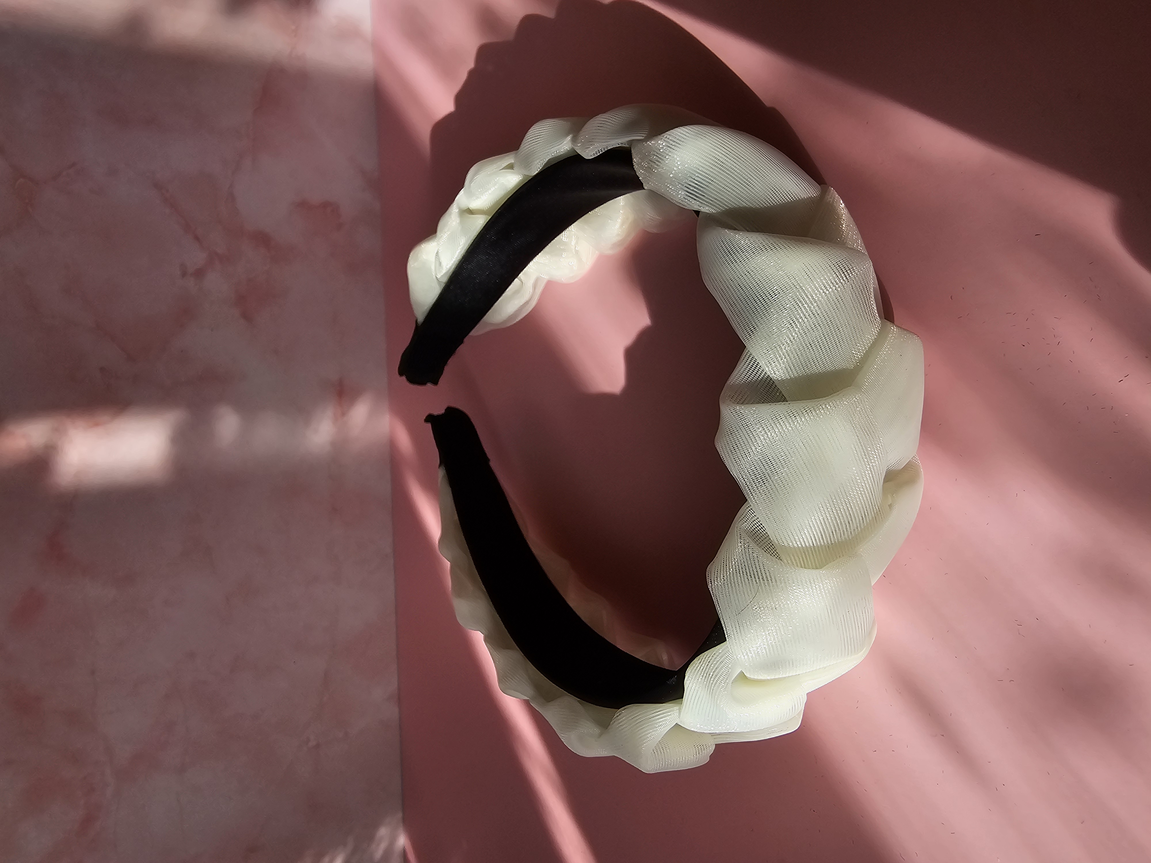 Baltas pintas plaukų lankelis