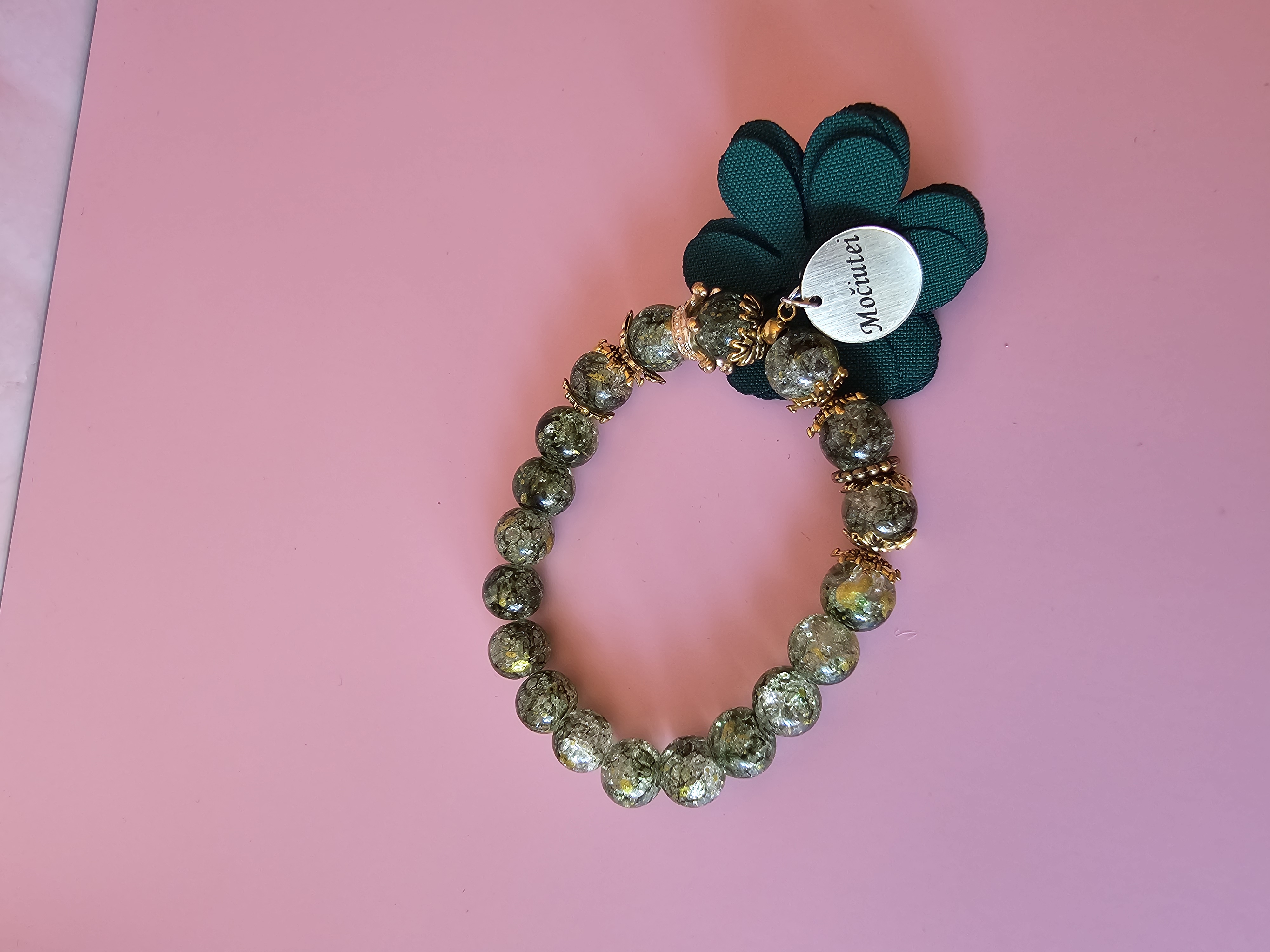 Apyrankė su užrašu "Močiutei"