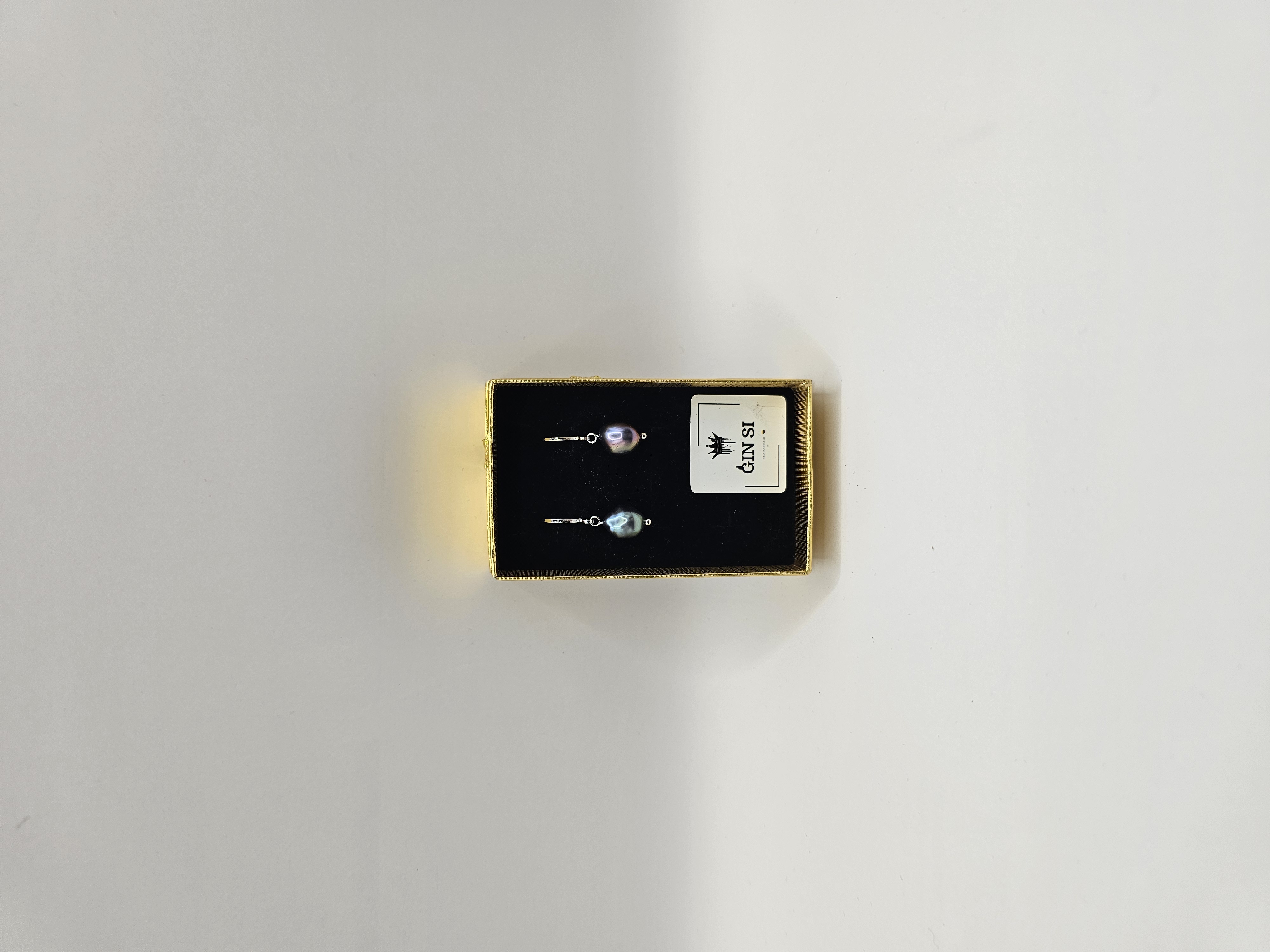 Auskarai - tamsus puošnus upinis perlas