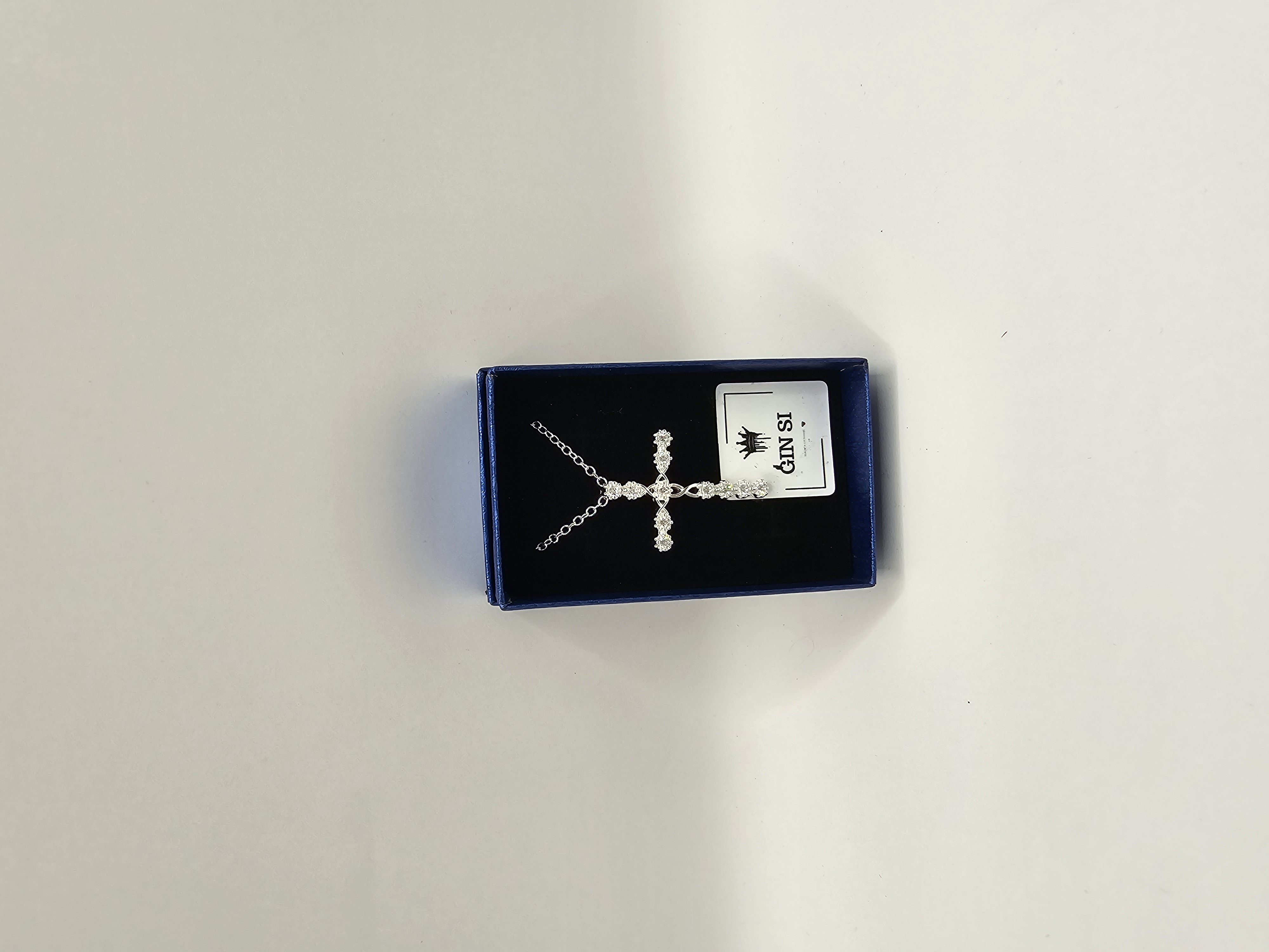 Grandinėlė - puošnus cirkonio kryželis