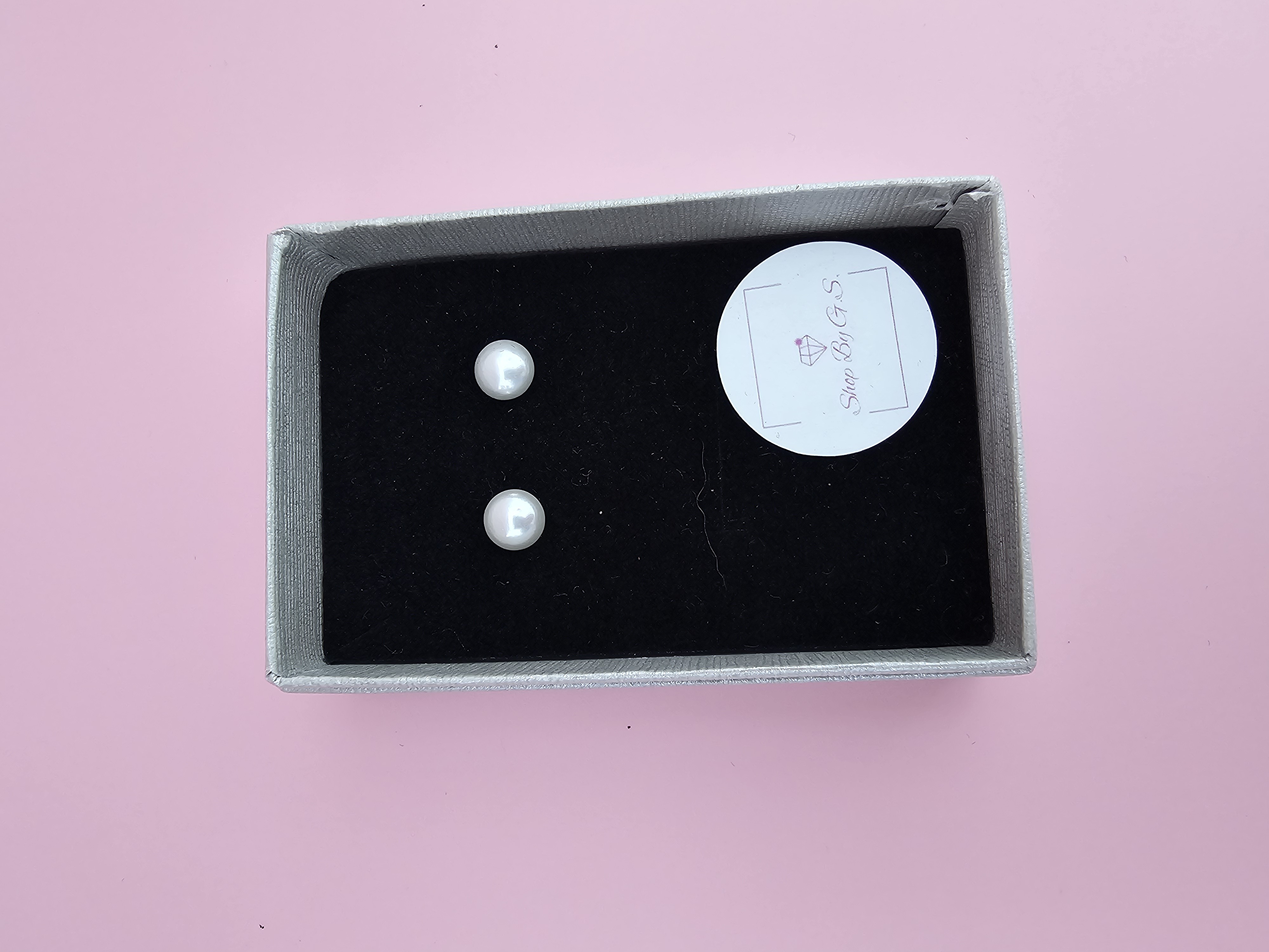 Auskarai su baltu vidutiniu upiniu perlu