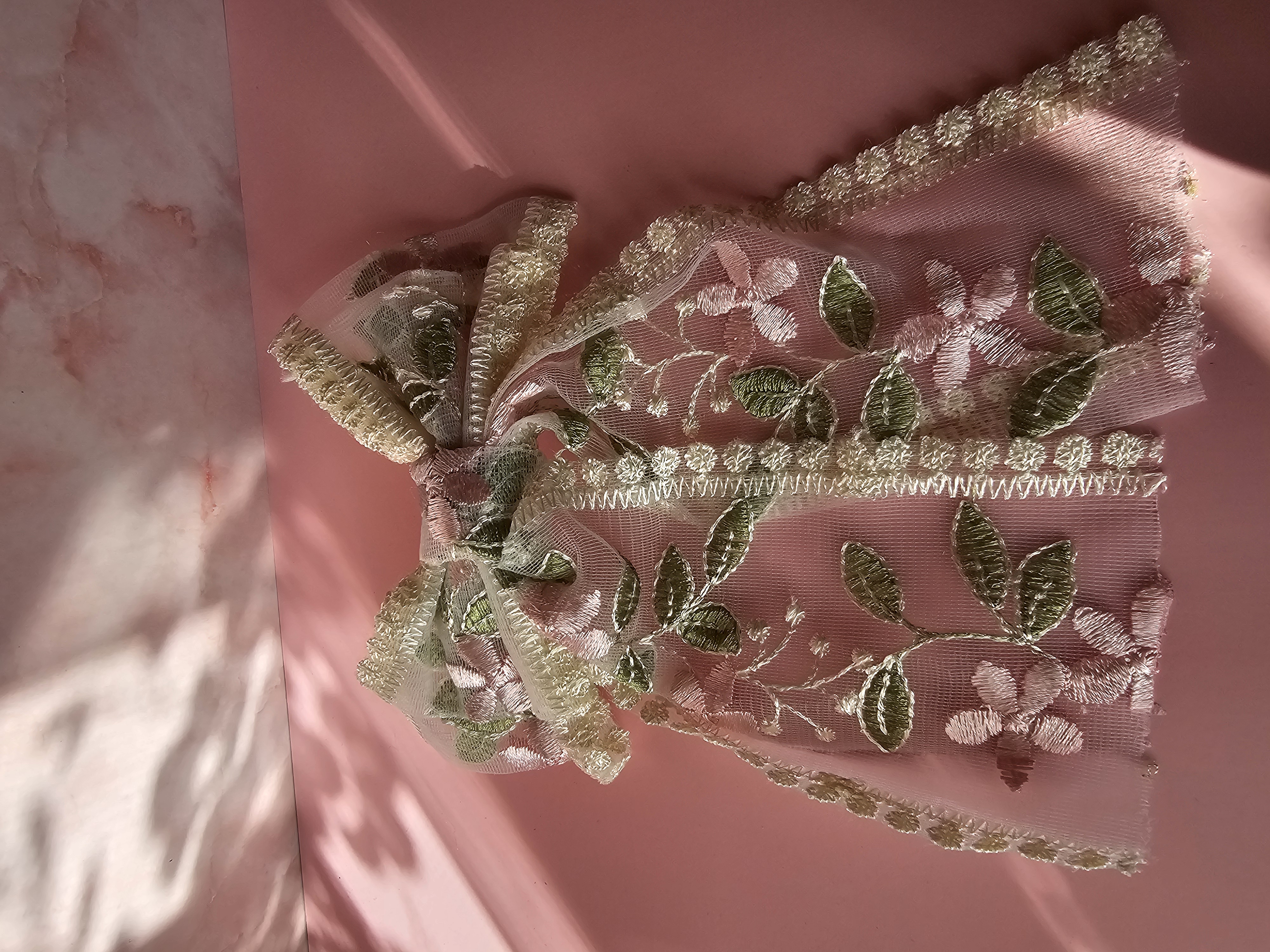 Plaukų segtukas kaspinas - nėriniai su rožine gėle