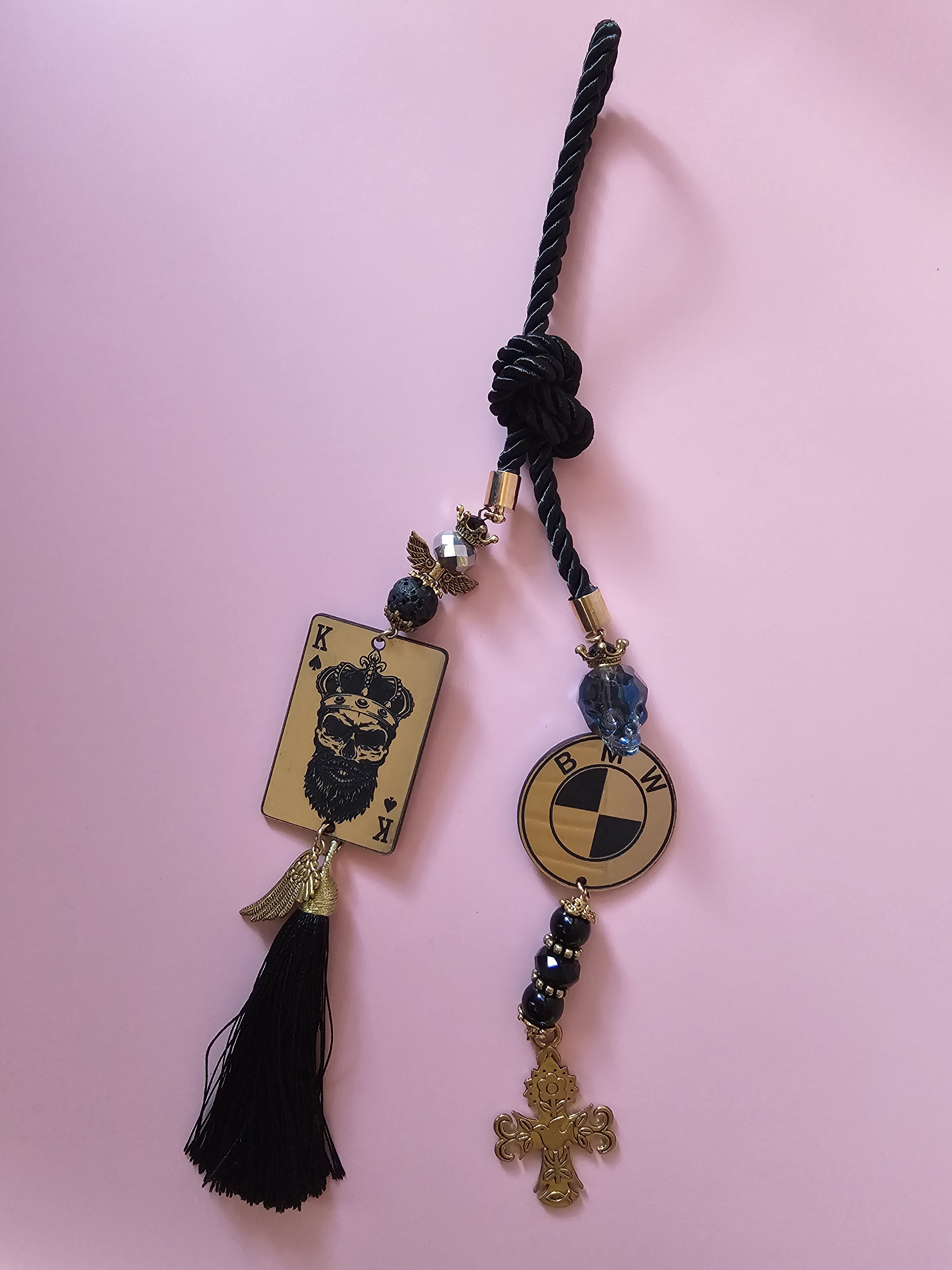 Automobilio pakabukas BMW, kaukolė ir kryžius