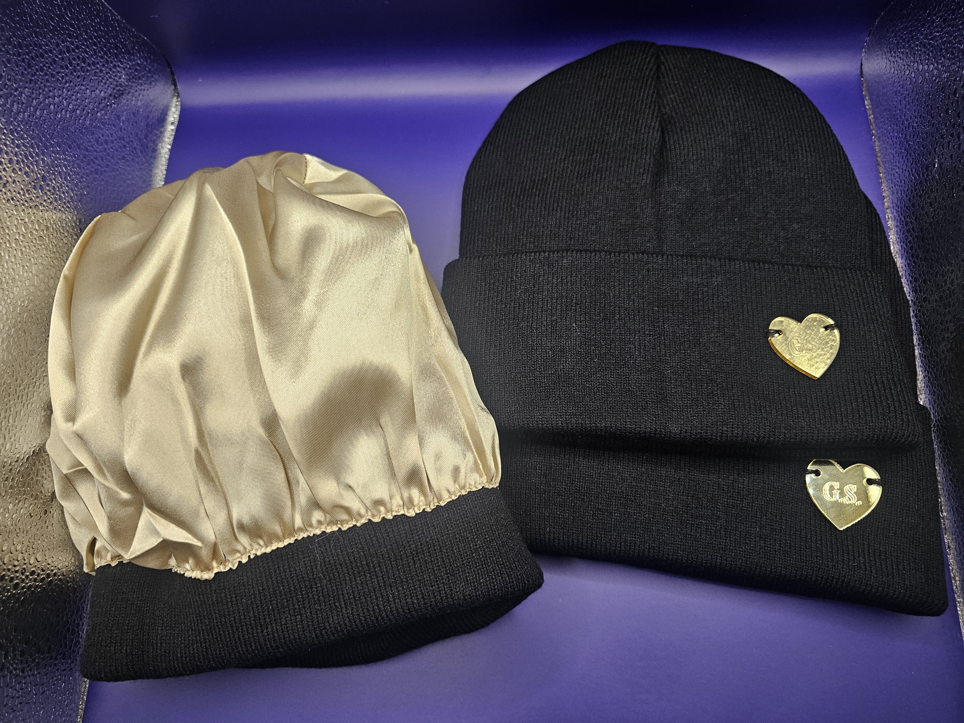 Juoda kepurė su šilku