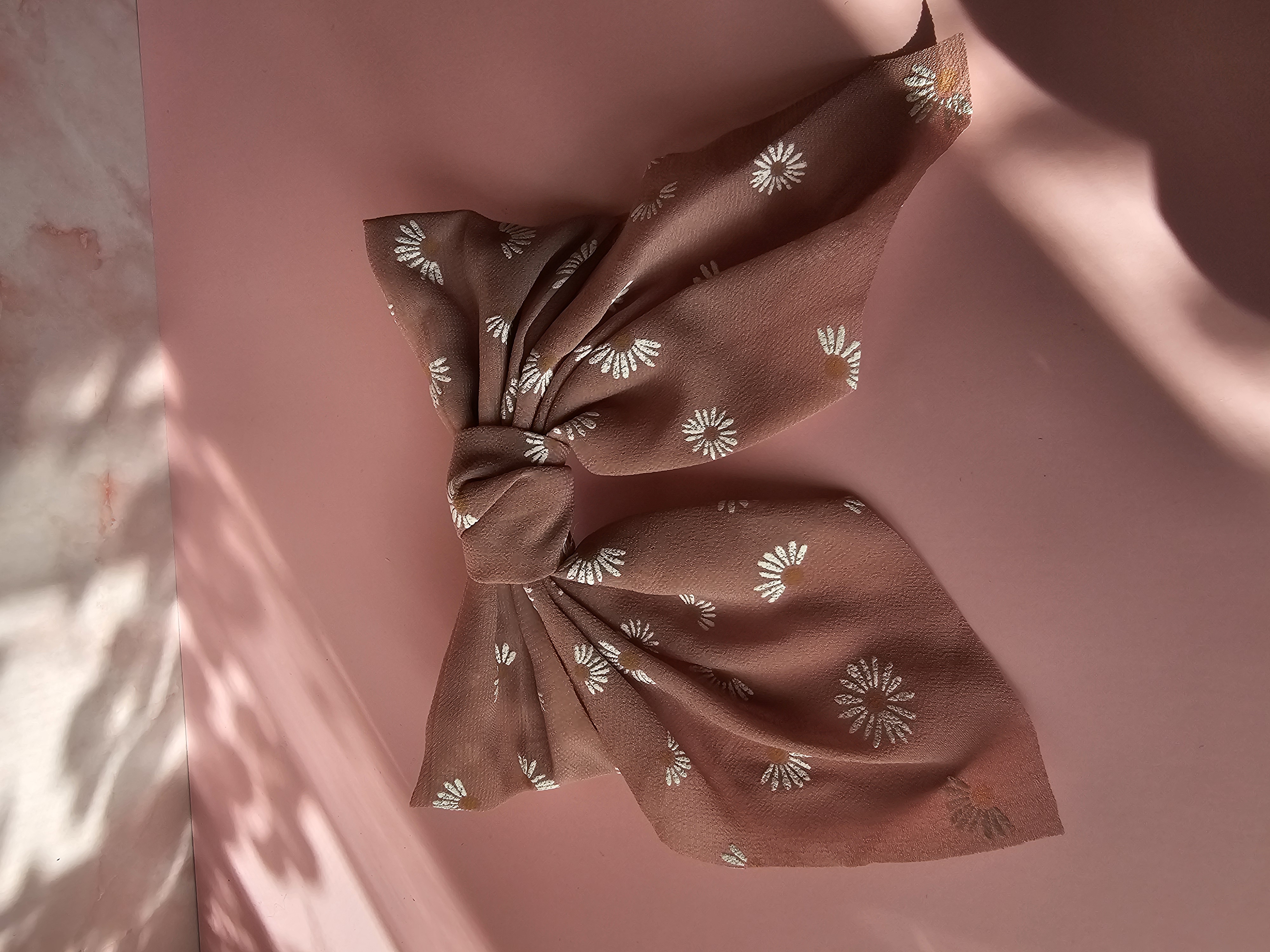 Plaukų segtukas kaspinas - tamsiai rožinė ramunė