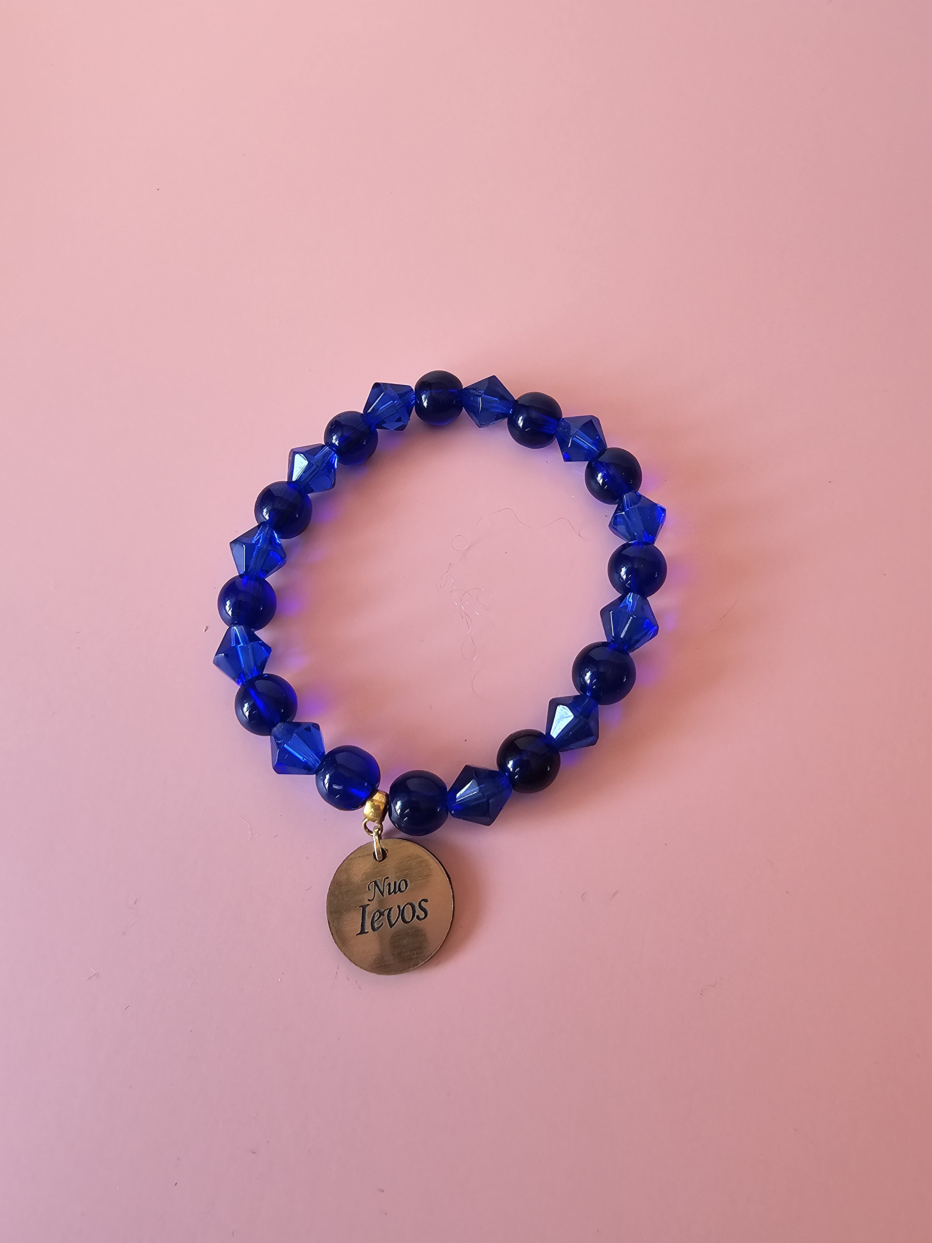 Apyrankė su užrašu "Nuo Ievos"