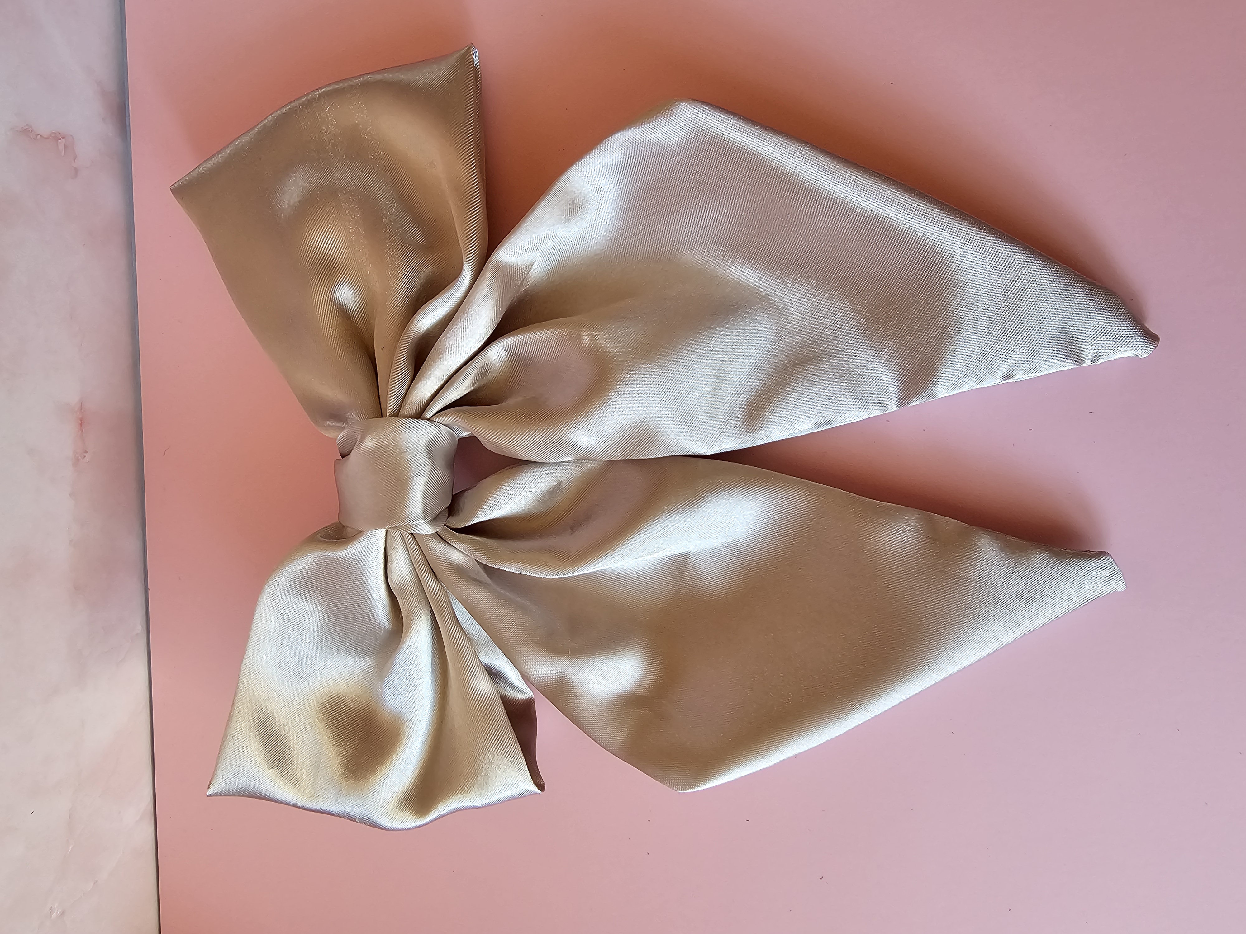 Plaukų segtukas kaspinas - pilkšvas didelis satinas