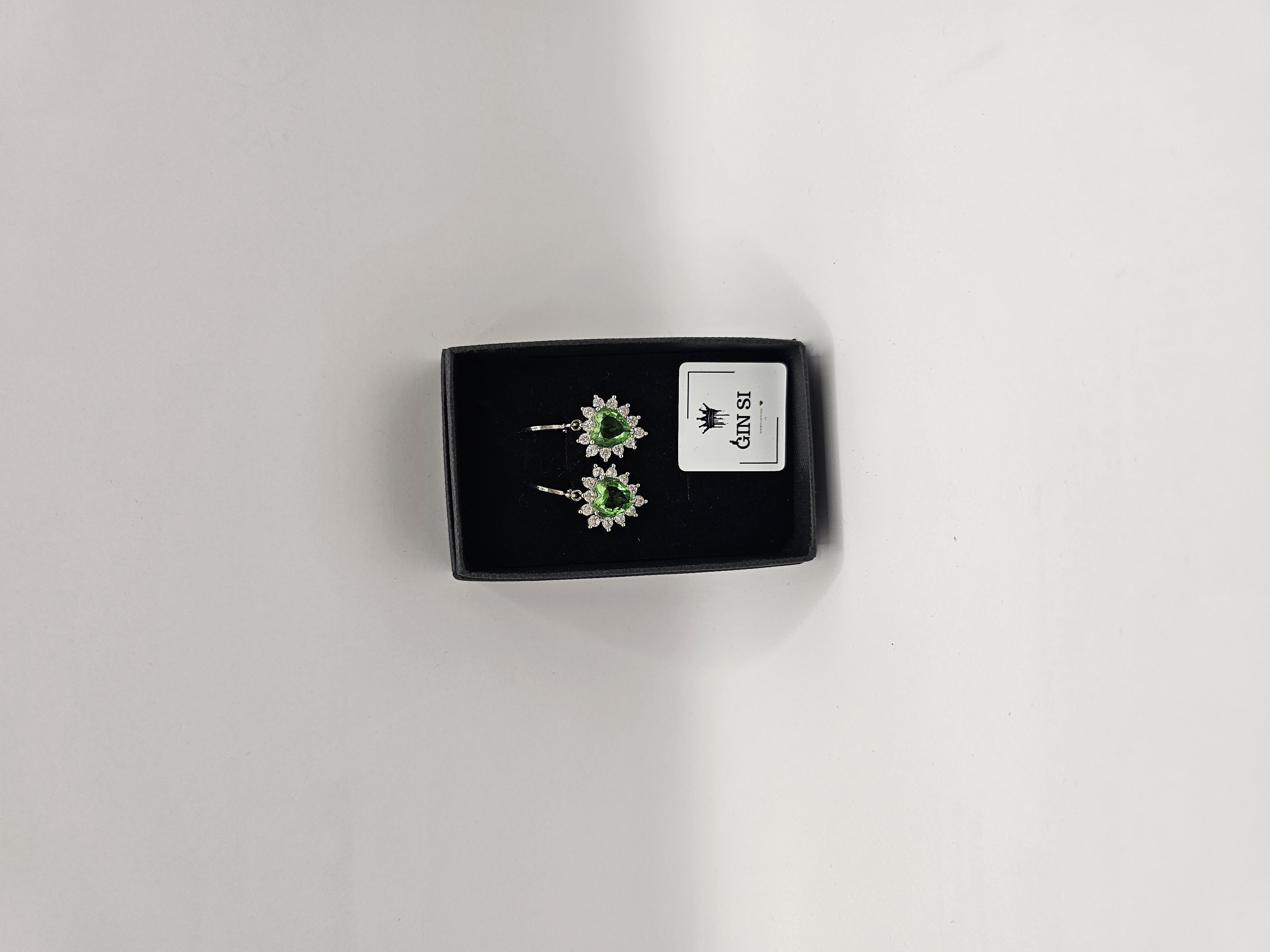 Auskarai širdelės su šviesiai žaliais cirkoniais