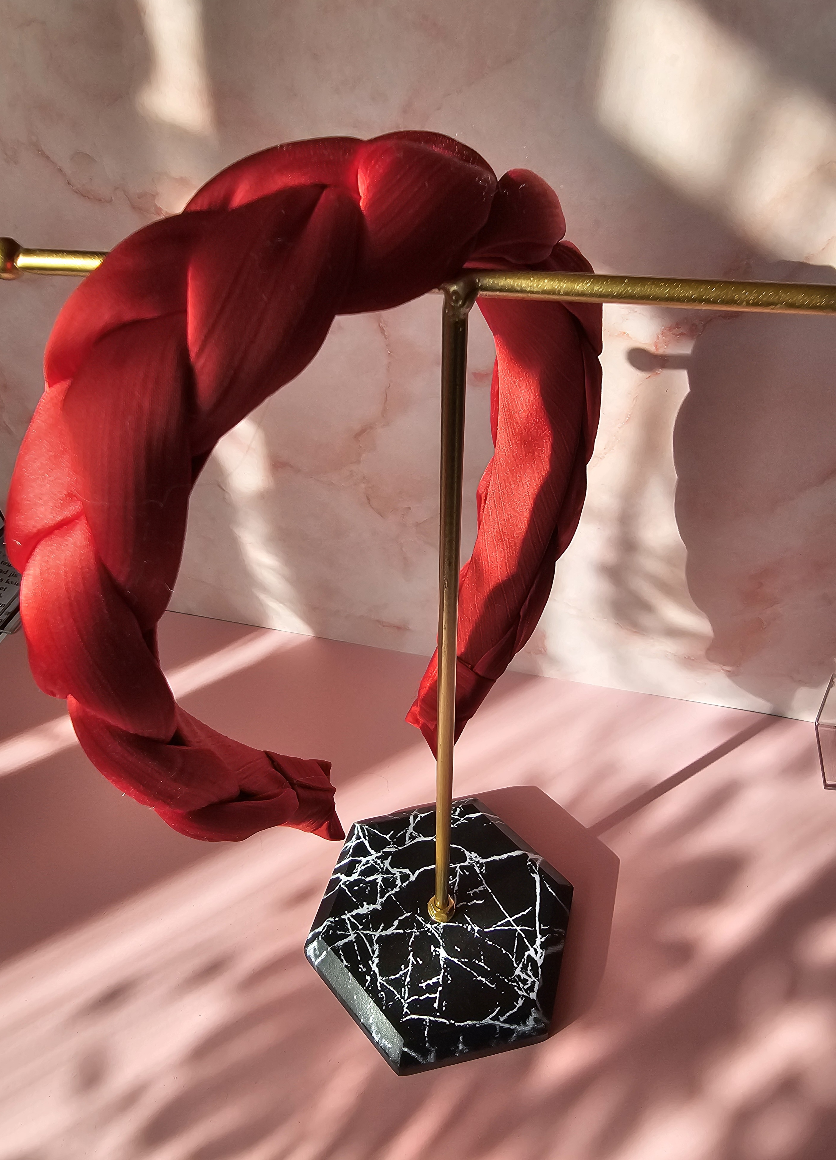 Raudonas pintas plaukų lankelis