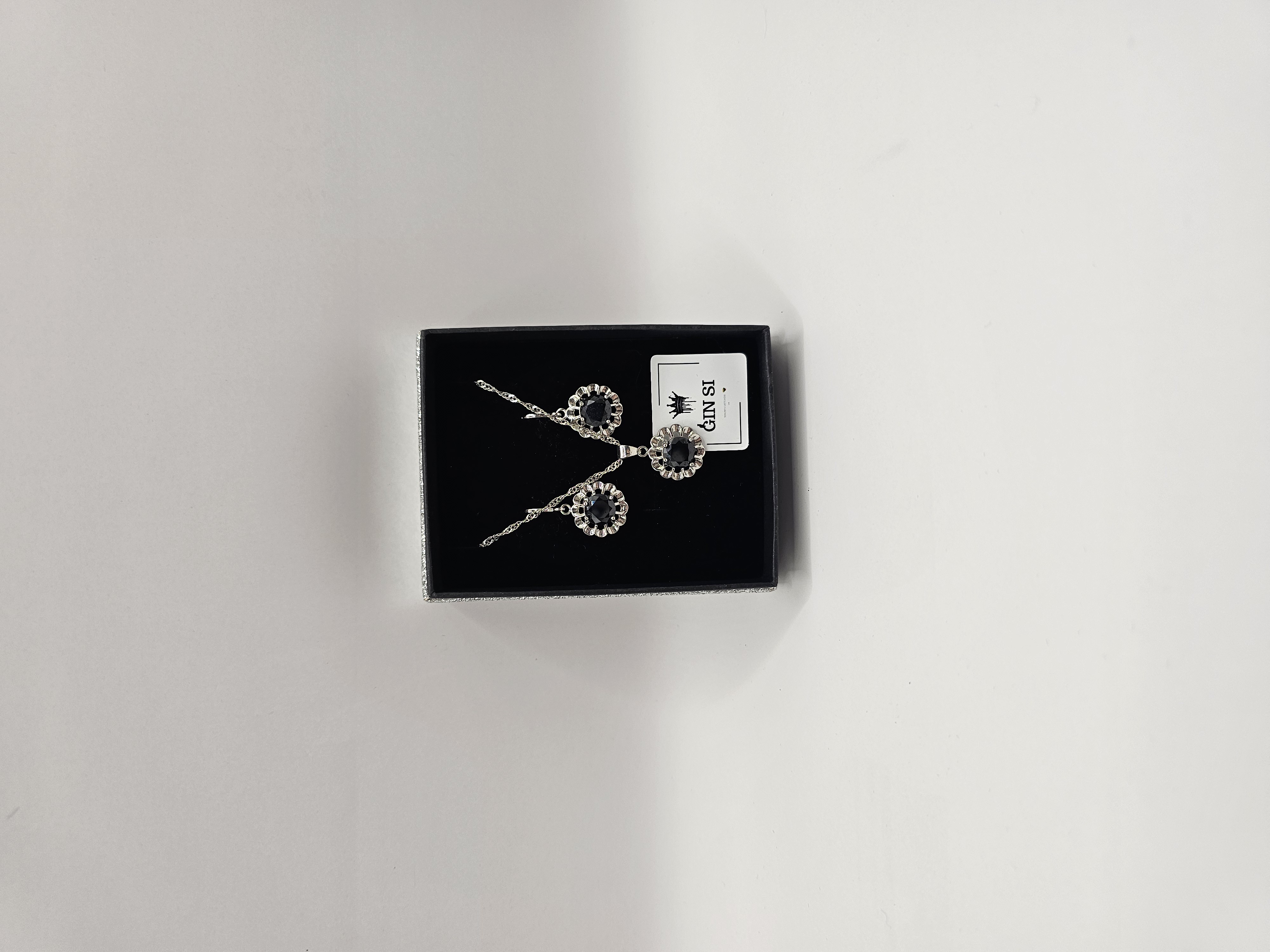 Papuošalų rinkinys juoda ramunė