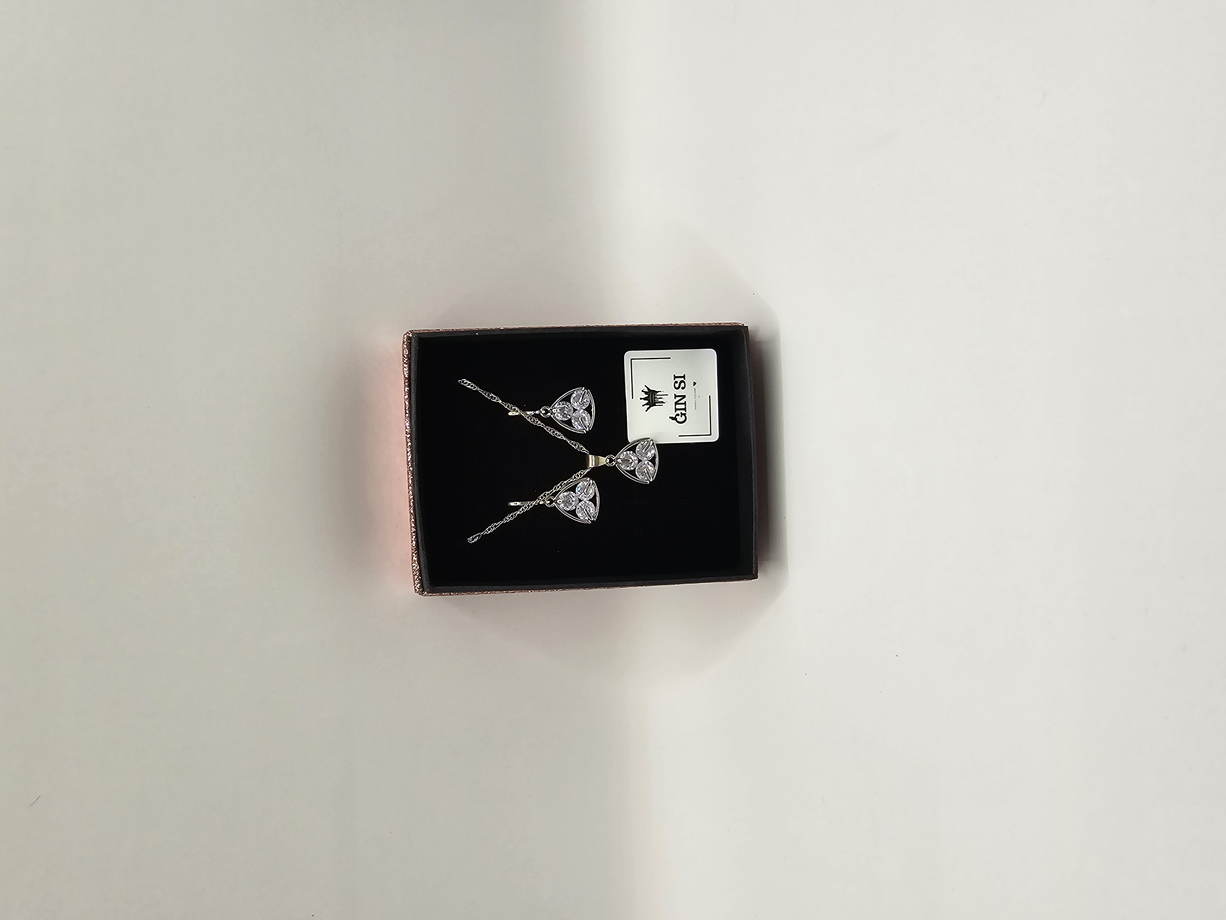 Papuošalų rinkinys su cirkoniais - trikampis