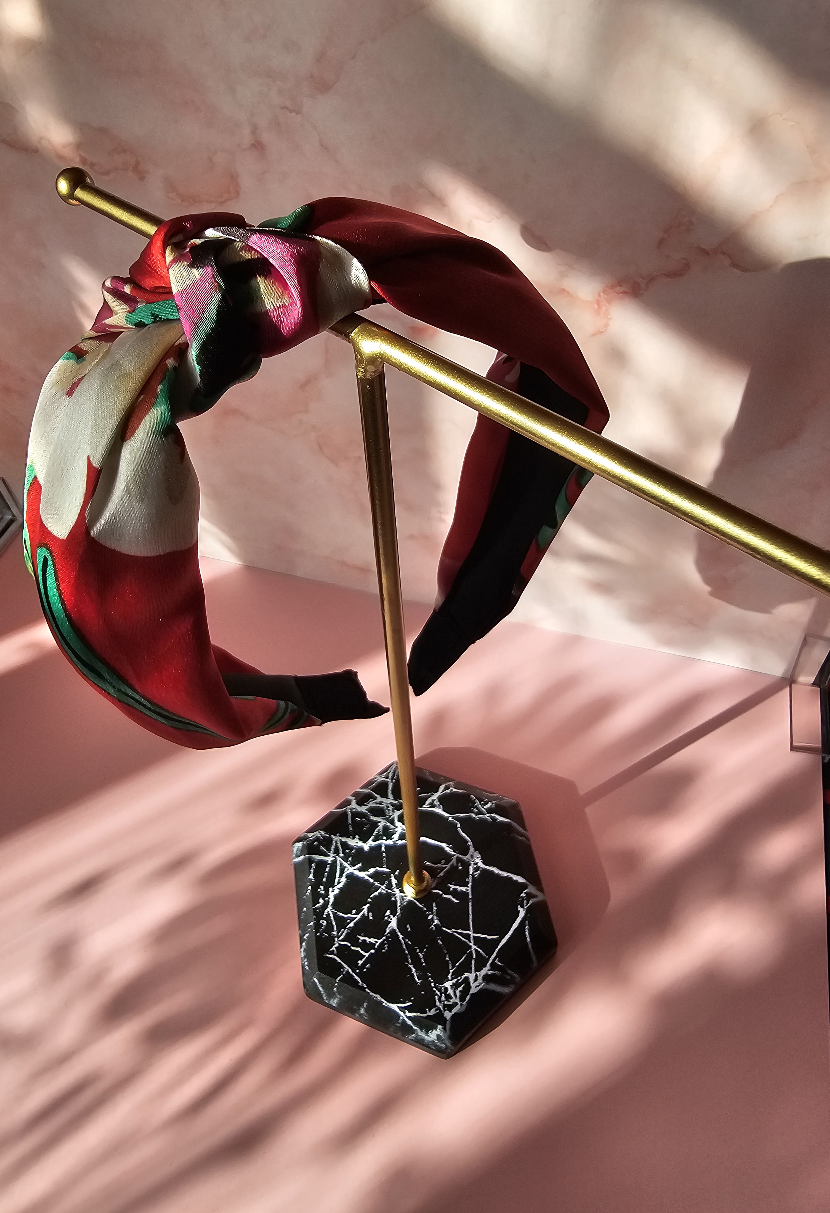 Raudonas su gėlėmis plaukų lankelis