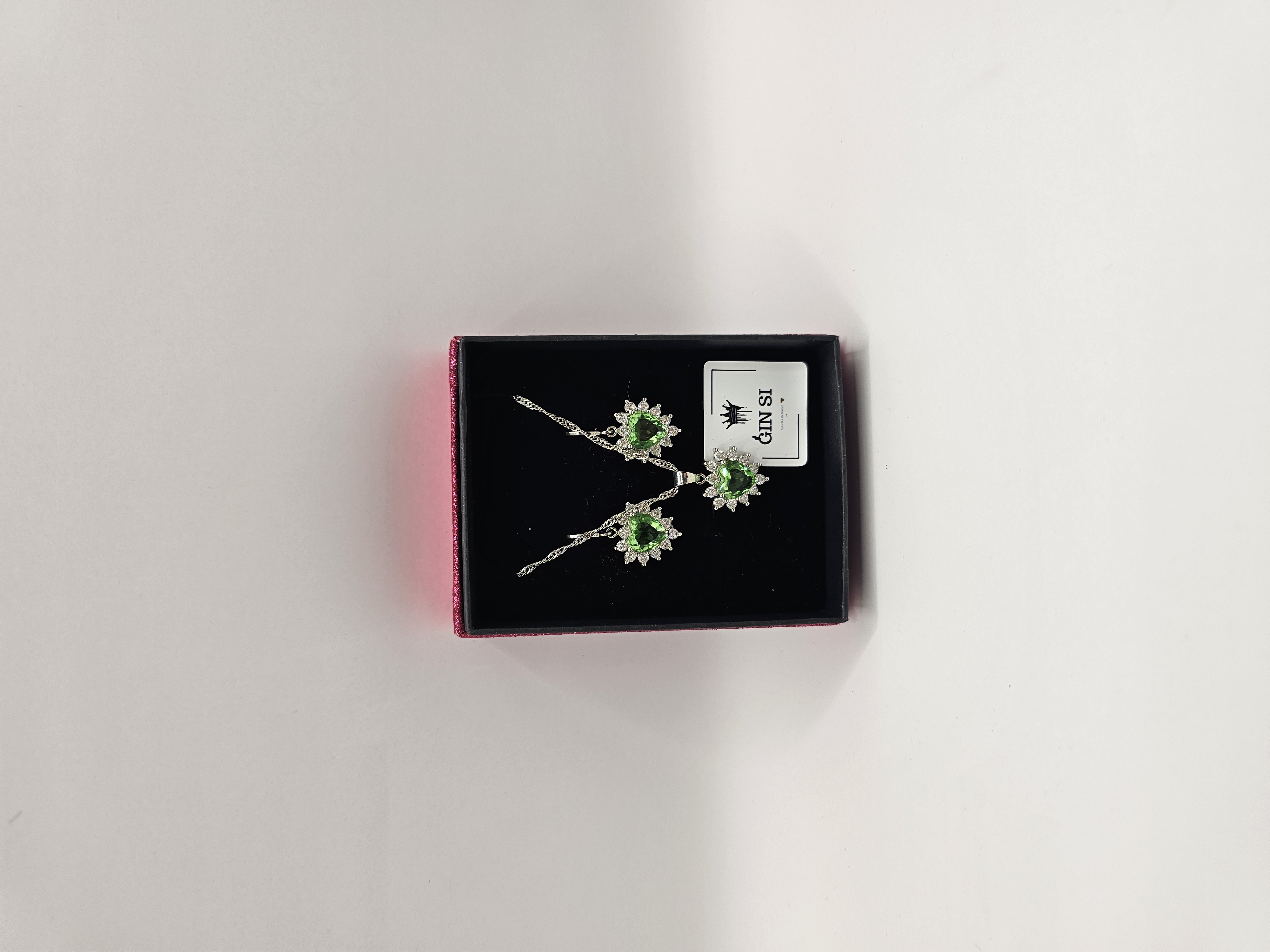 Papuošalų rinkinys širdelės su žalsvais cirkoniais