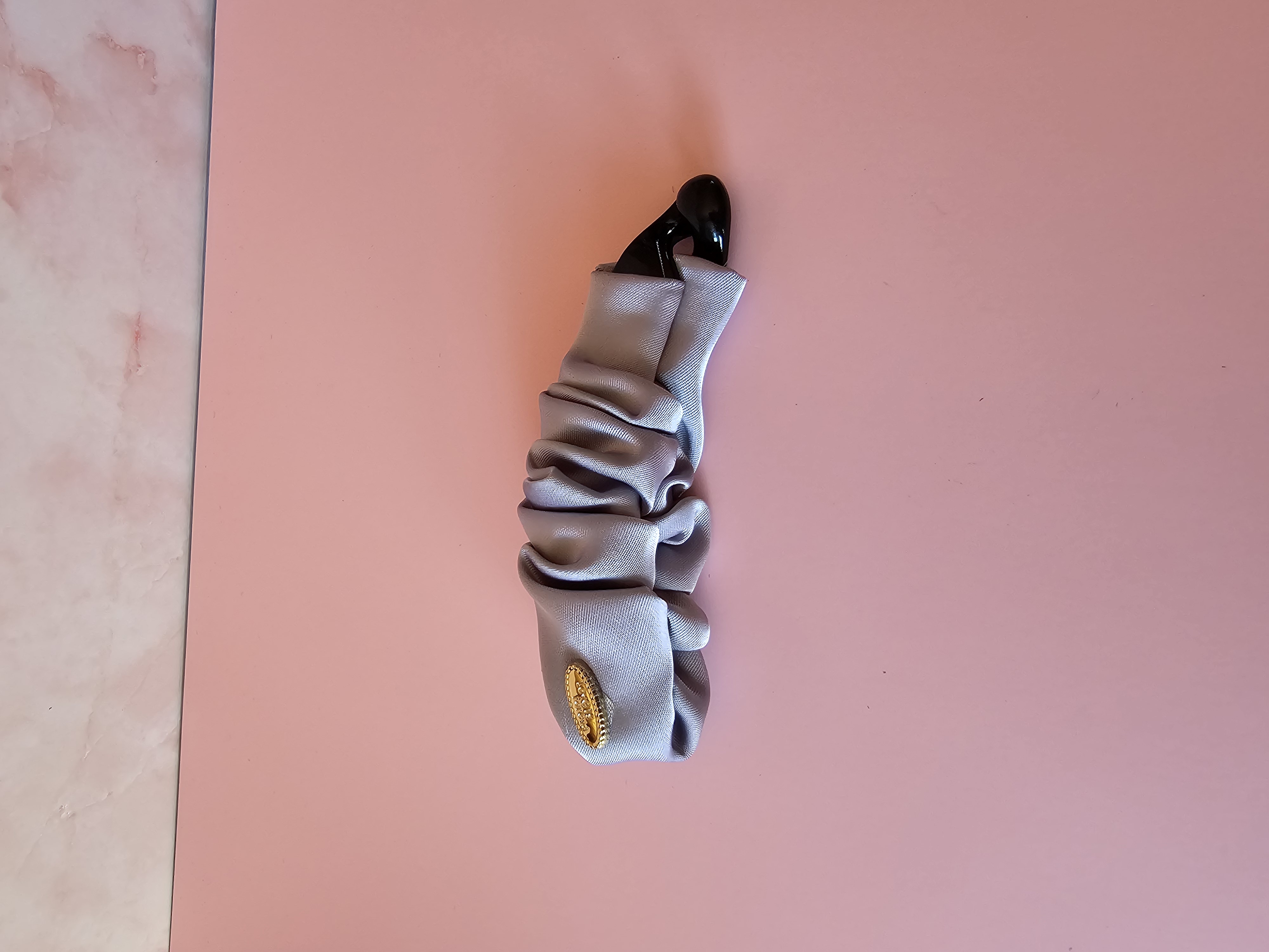 Plaukų segtukas - pilkšvas satino žiogelis