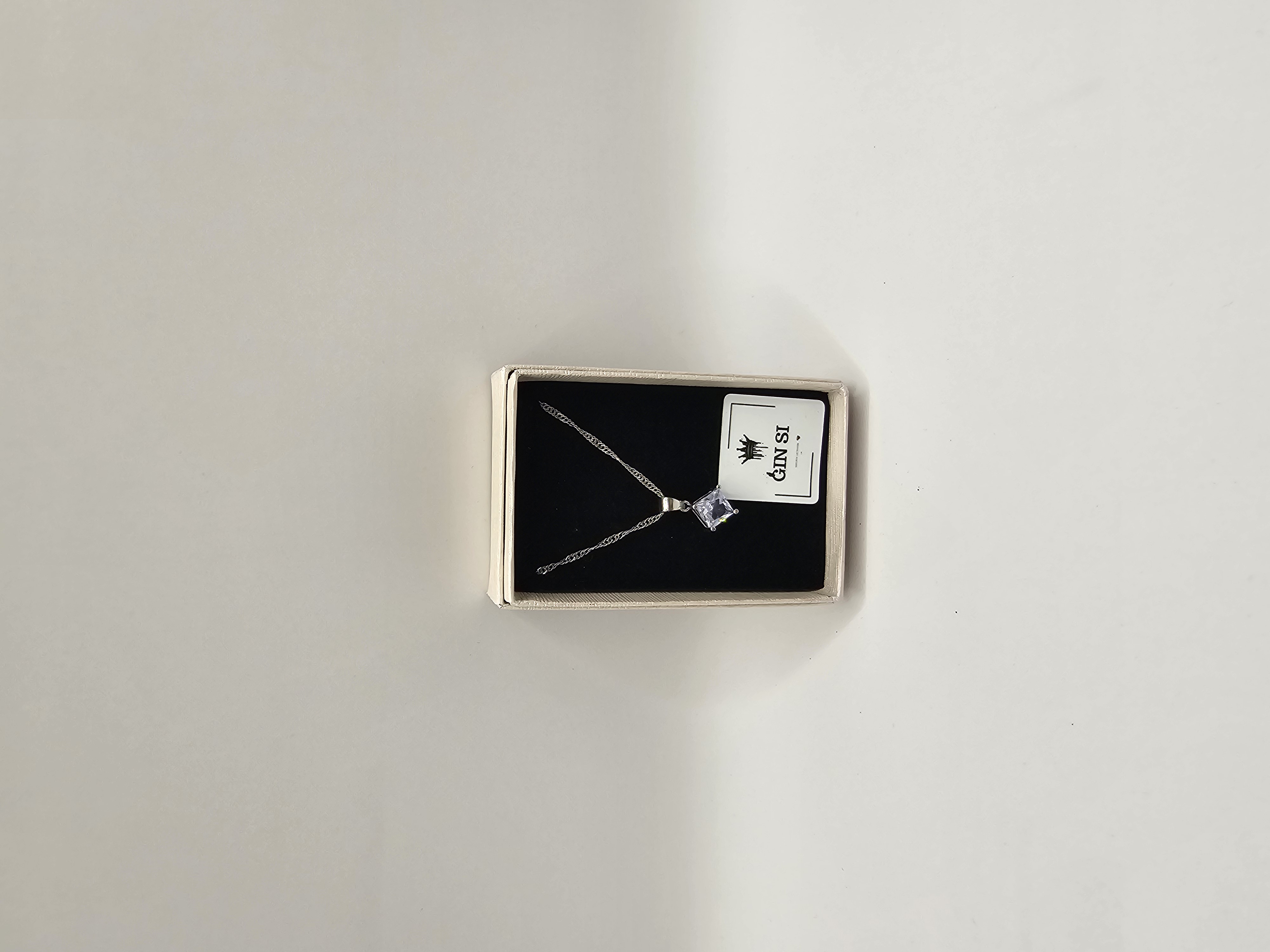 Grandinėlė su kvadratiniu sidabro spalvos cirkoniu