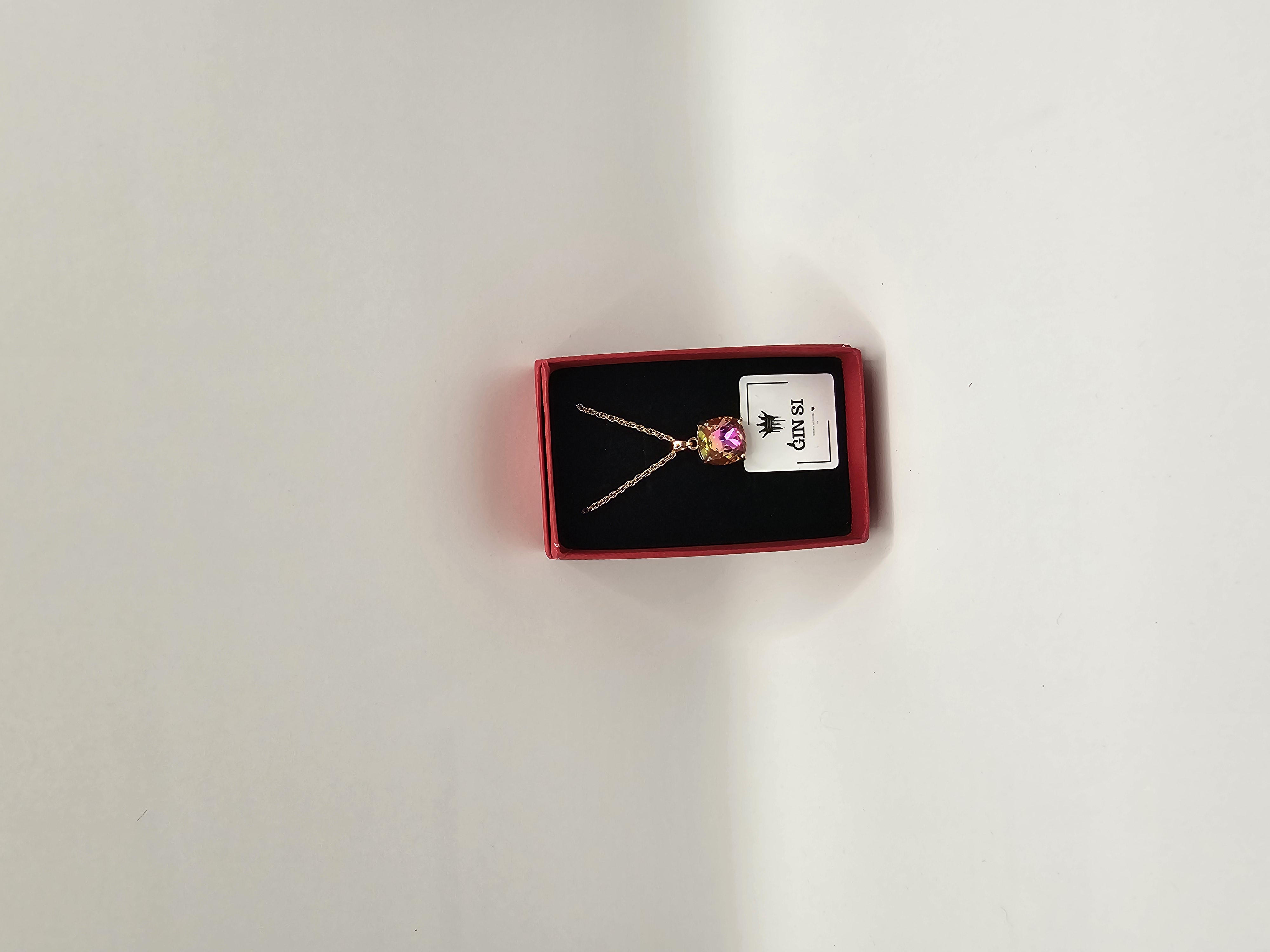 Auksu dengta grandinėlė su spalvingu pakabuku