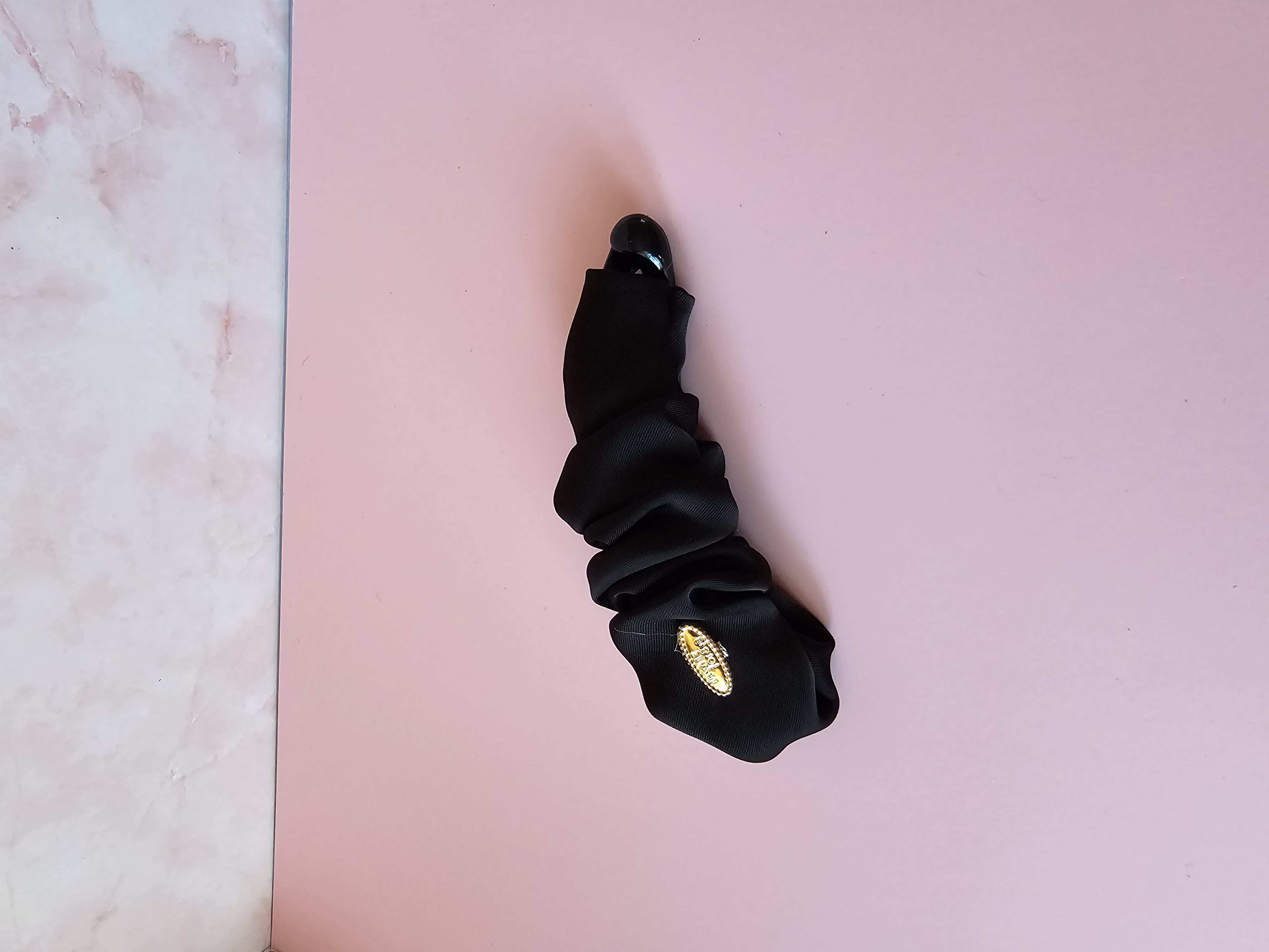 Plaukų segtukas - juodas satino žiogelis