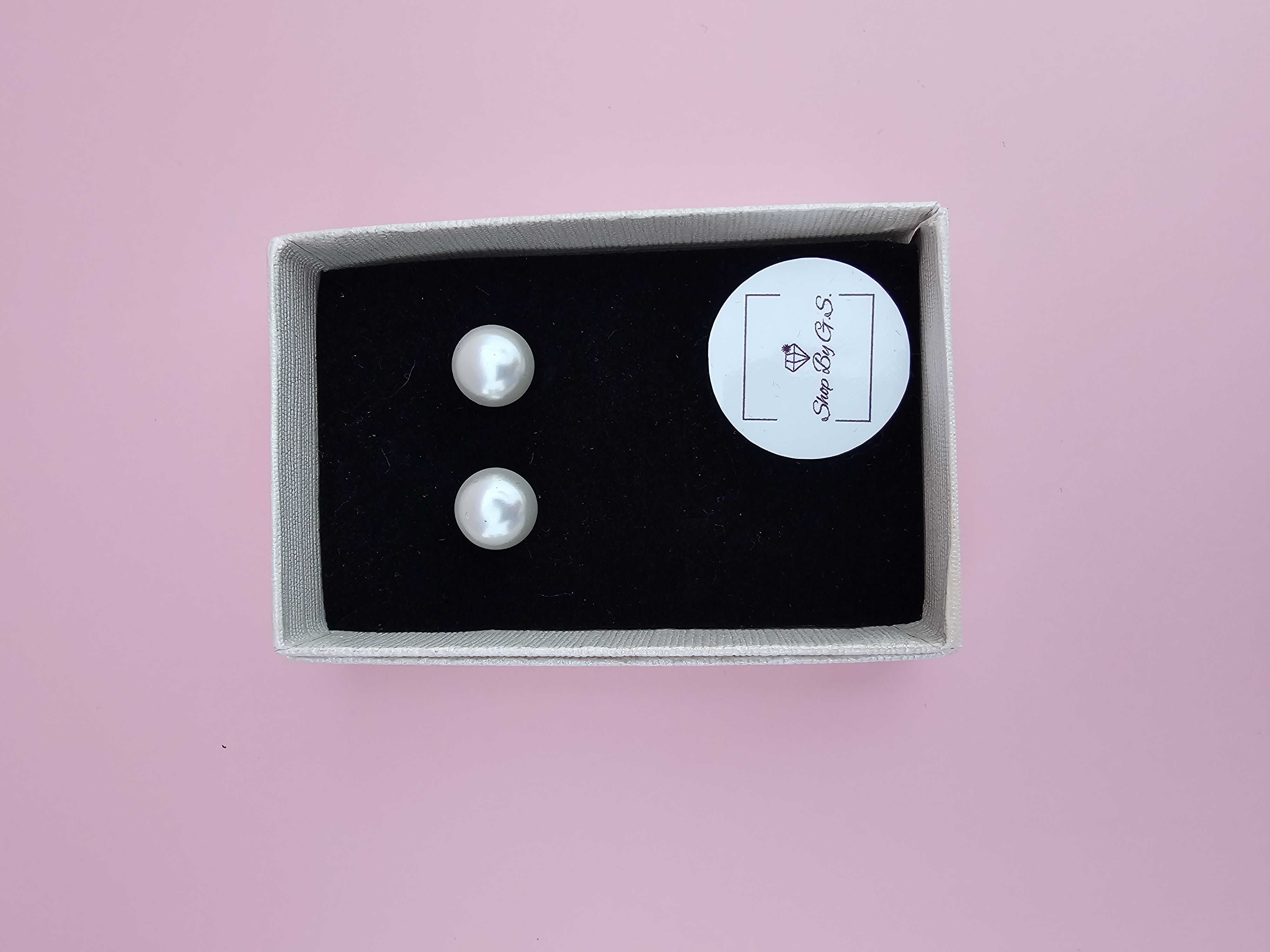 Auskarai su dideliu baltu upiniu perlu