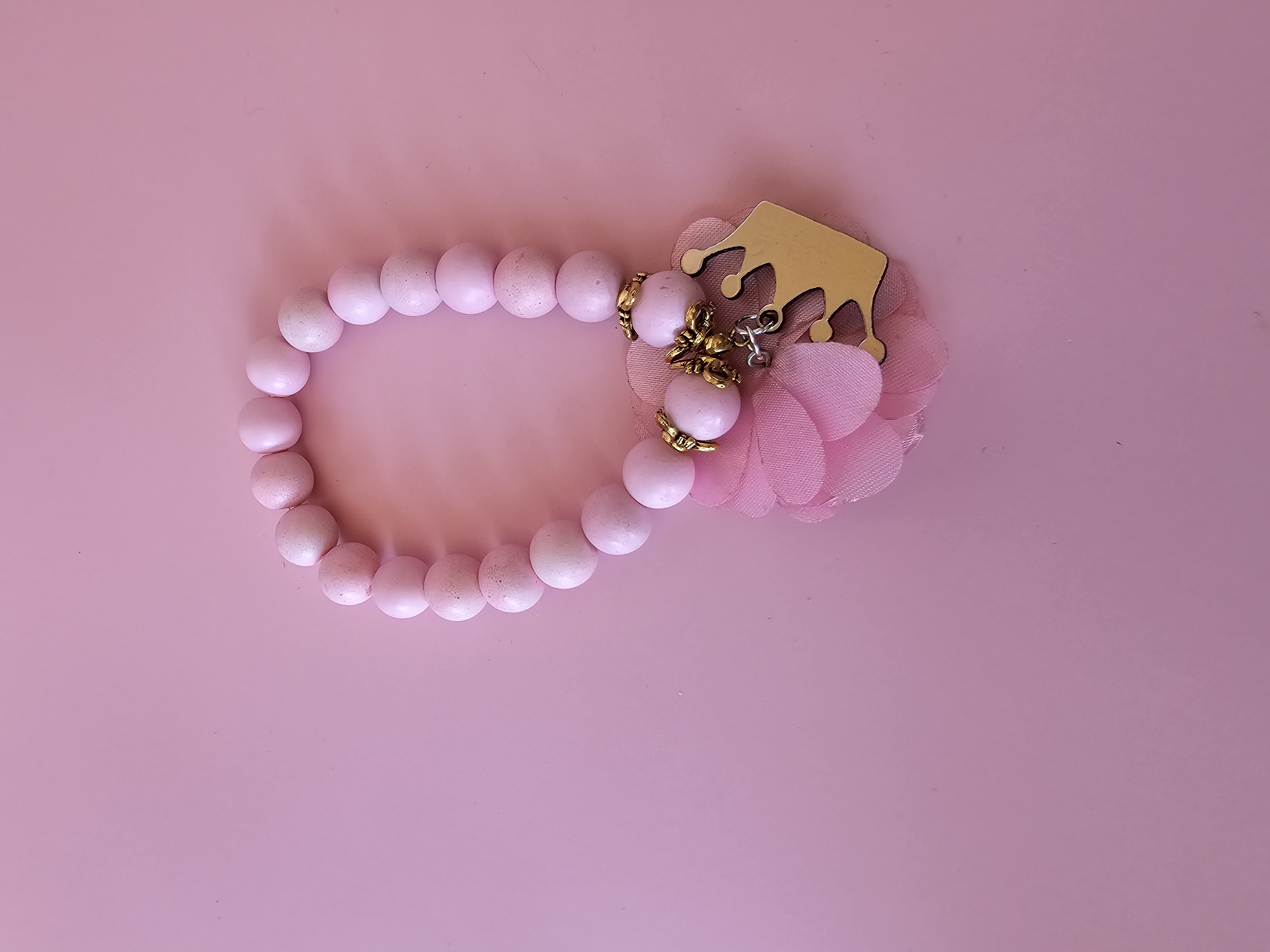 Rožinė apyrankė su karūna