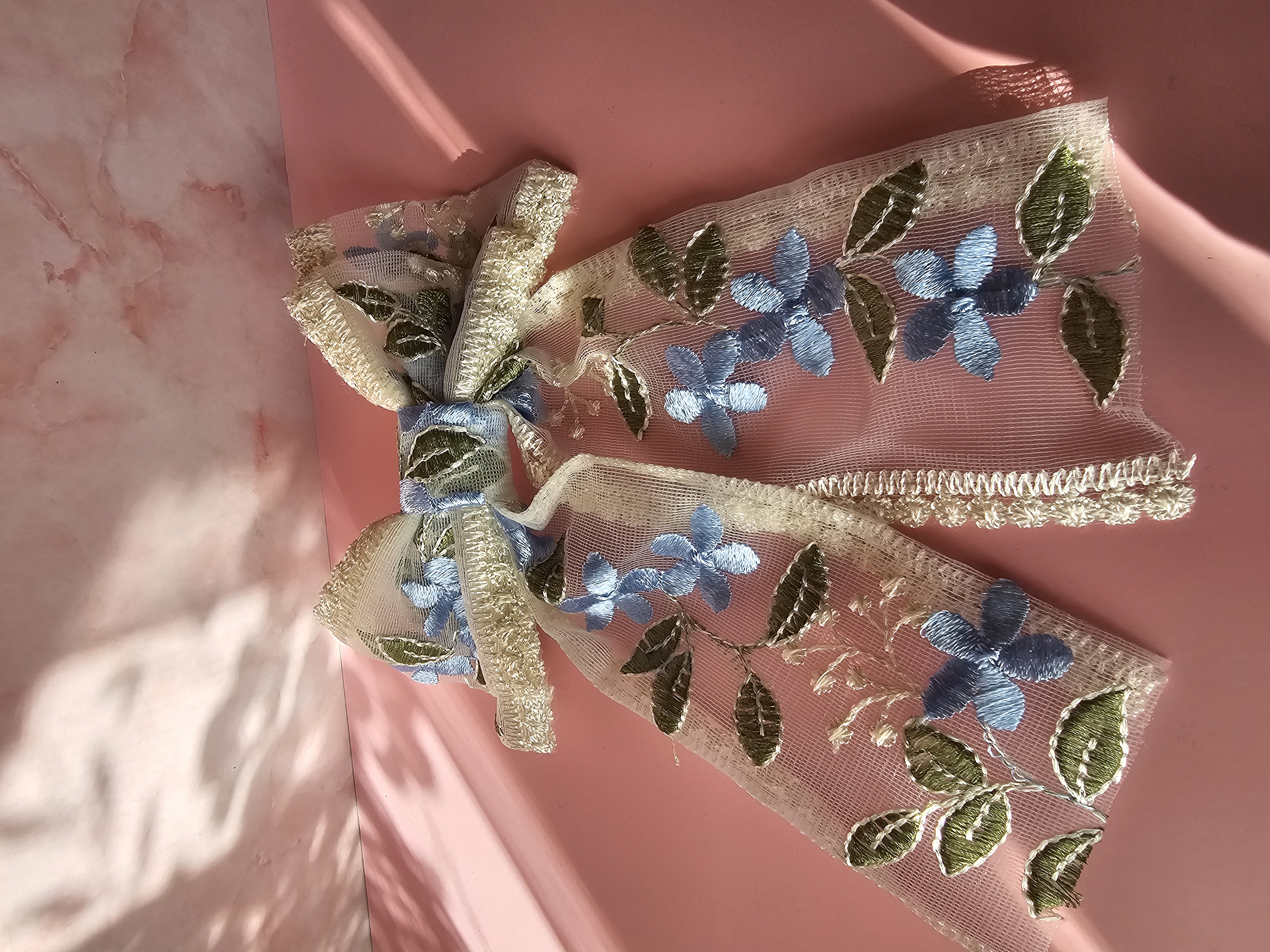 Plaukų segtukas kaspinas - nėriniai su šviesiai mėlyna gėle