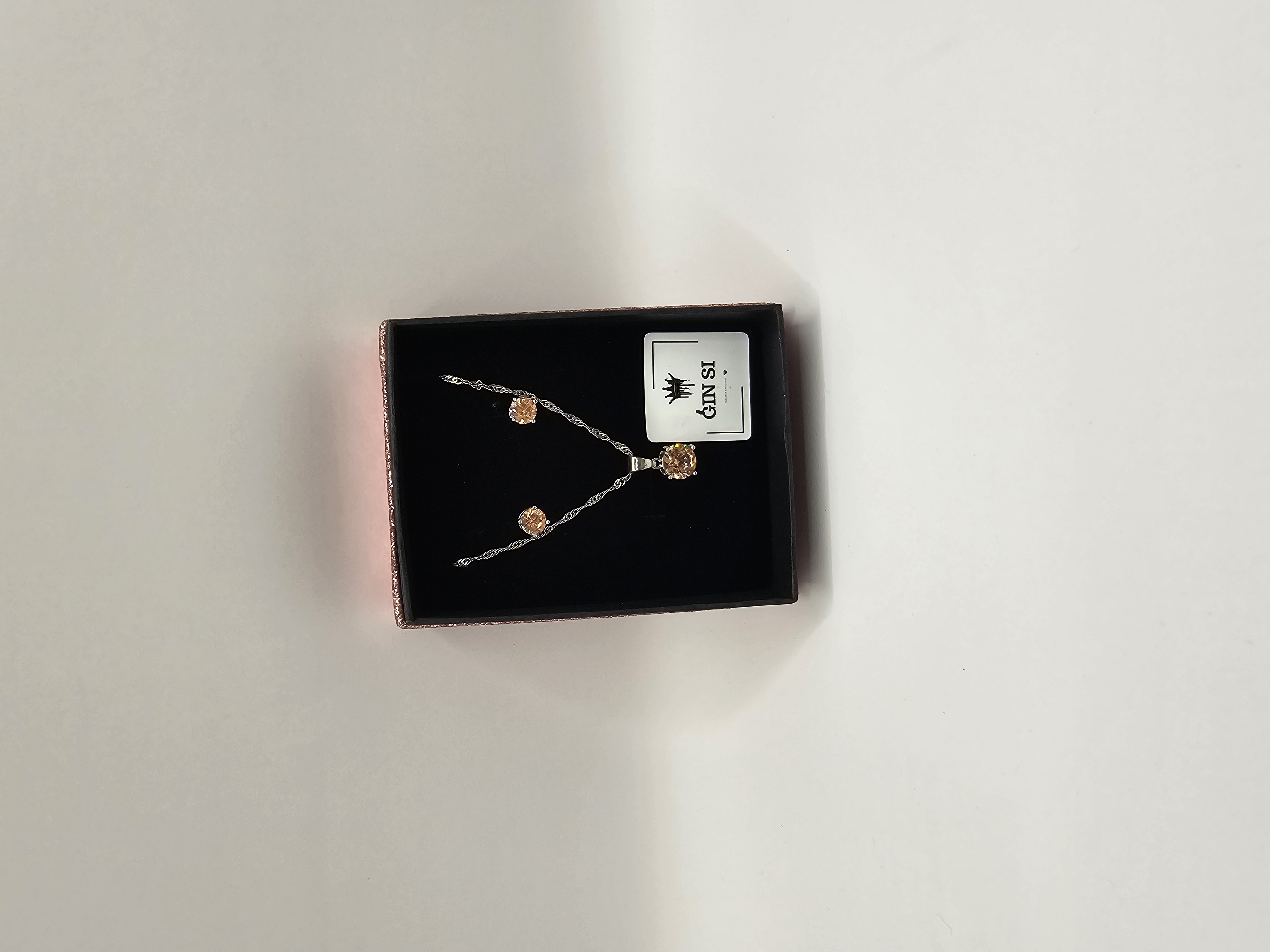 Papuošalų rinkinys su auksiniu cirkoniu vinukai