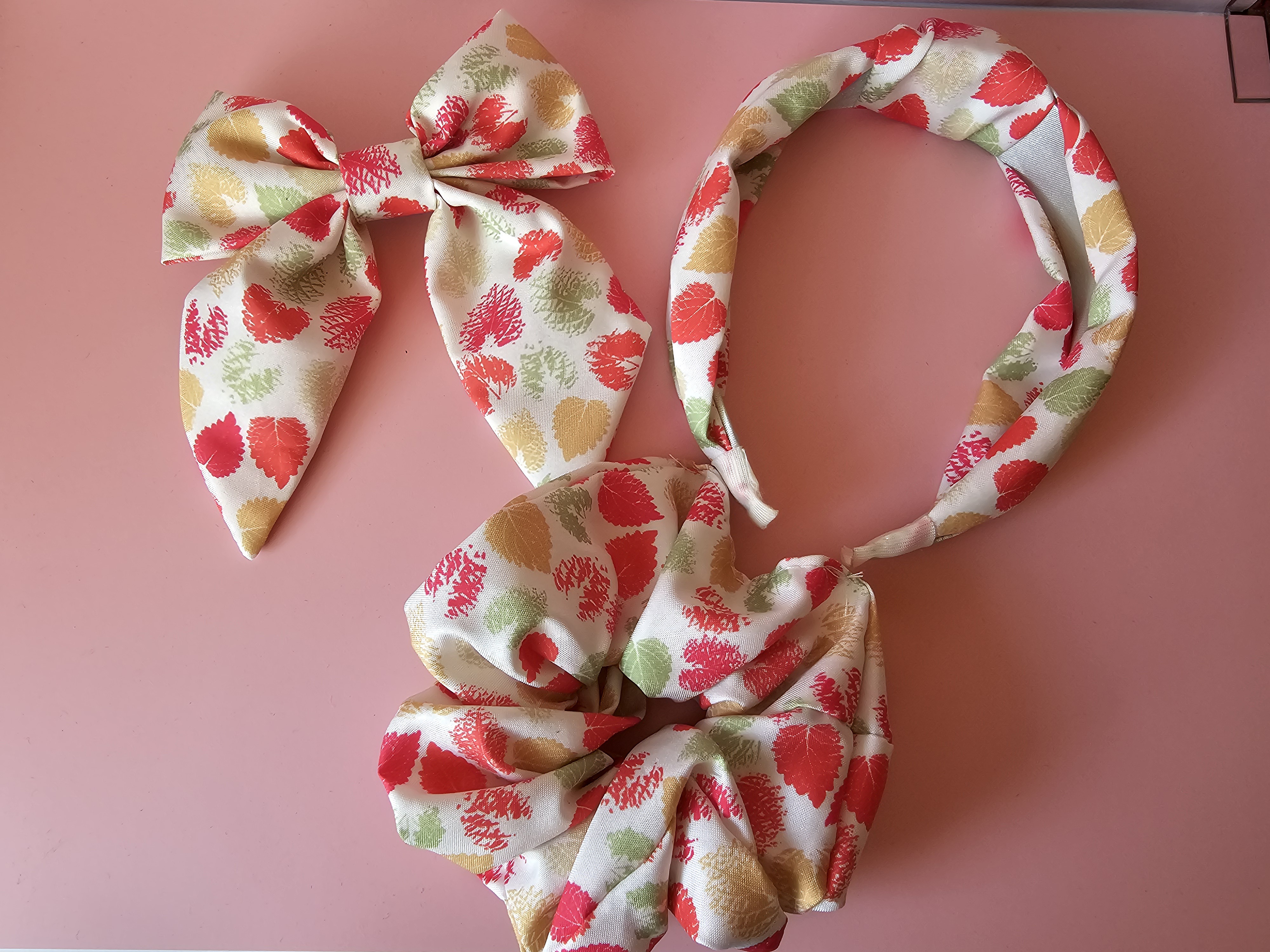 Komplektas plaukams - rožiniai&žali lapeliai