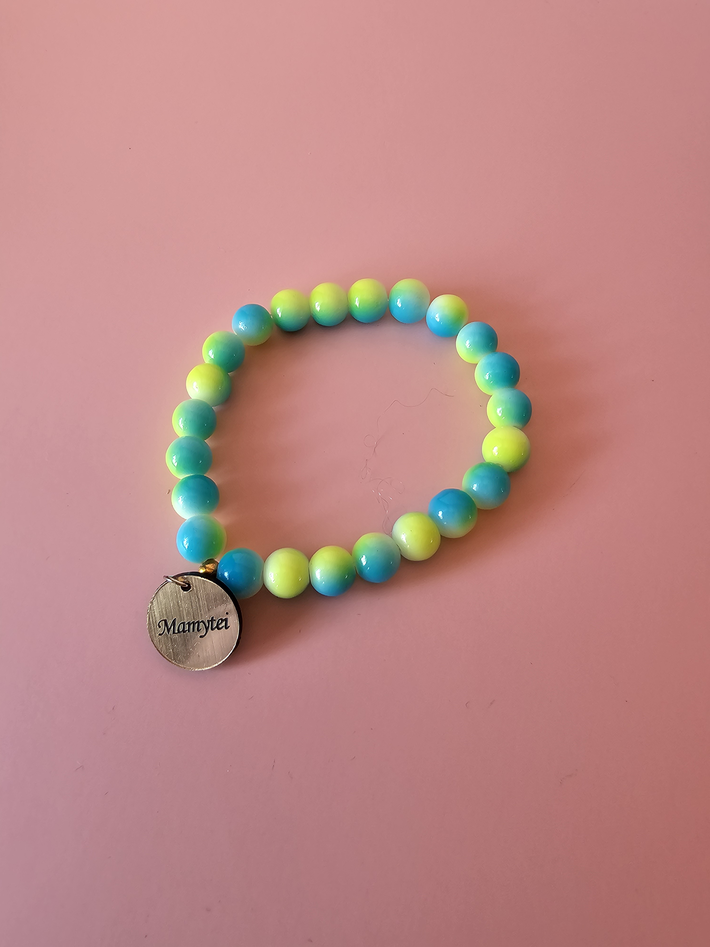 Spalvinga apyrankė su užrašu "Mamytei"