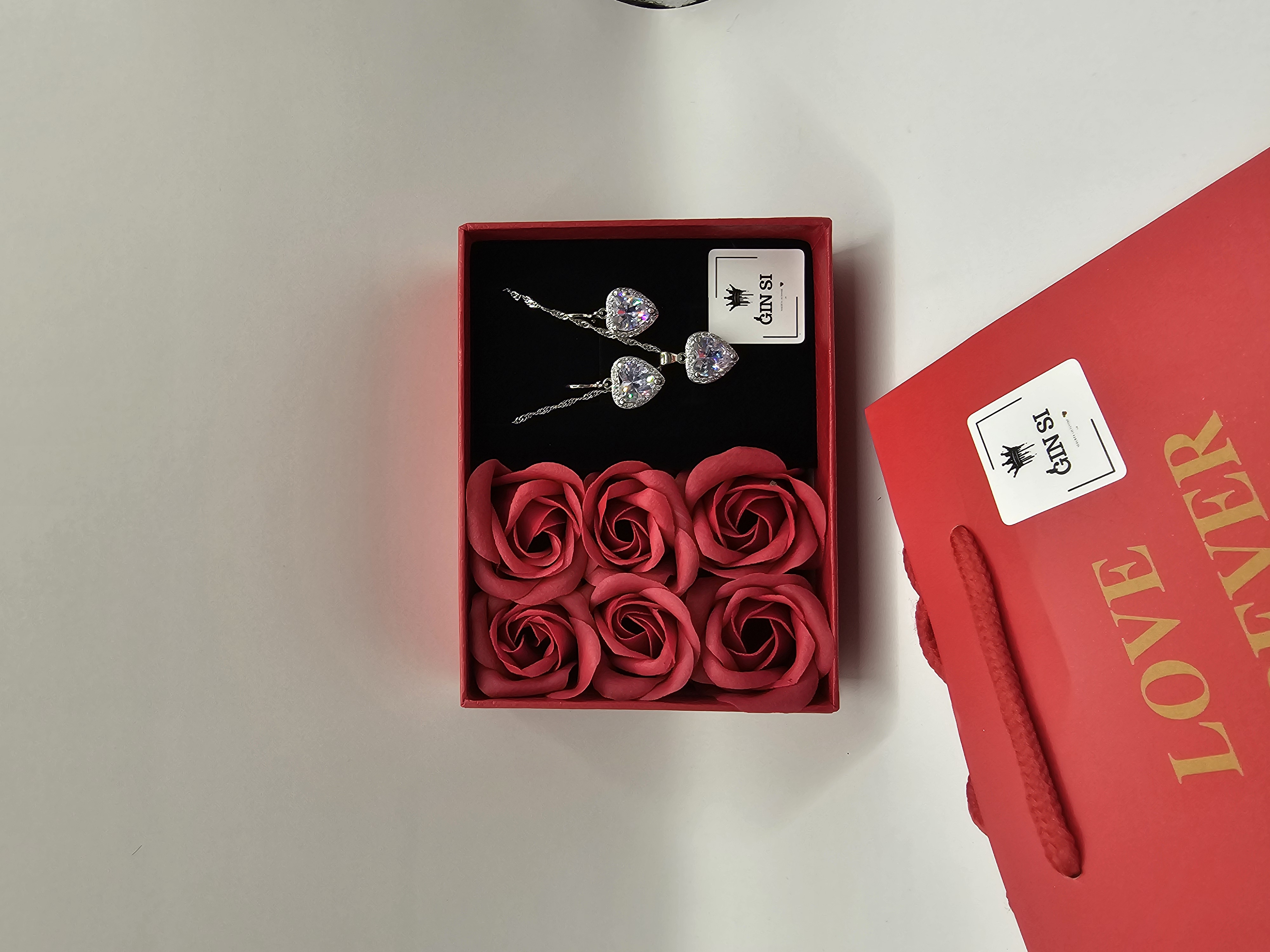 Papuošalų rinkinys karališkos skaidros širdelės muilo rožių dėžutėje