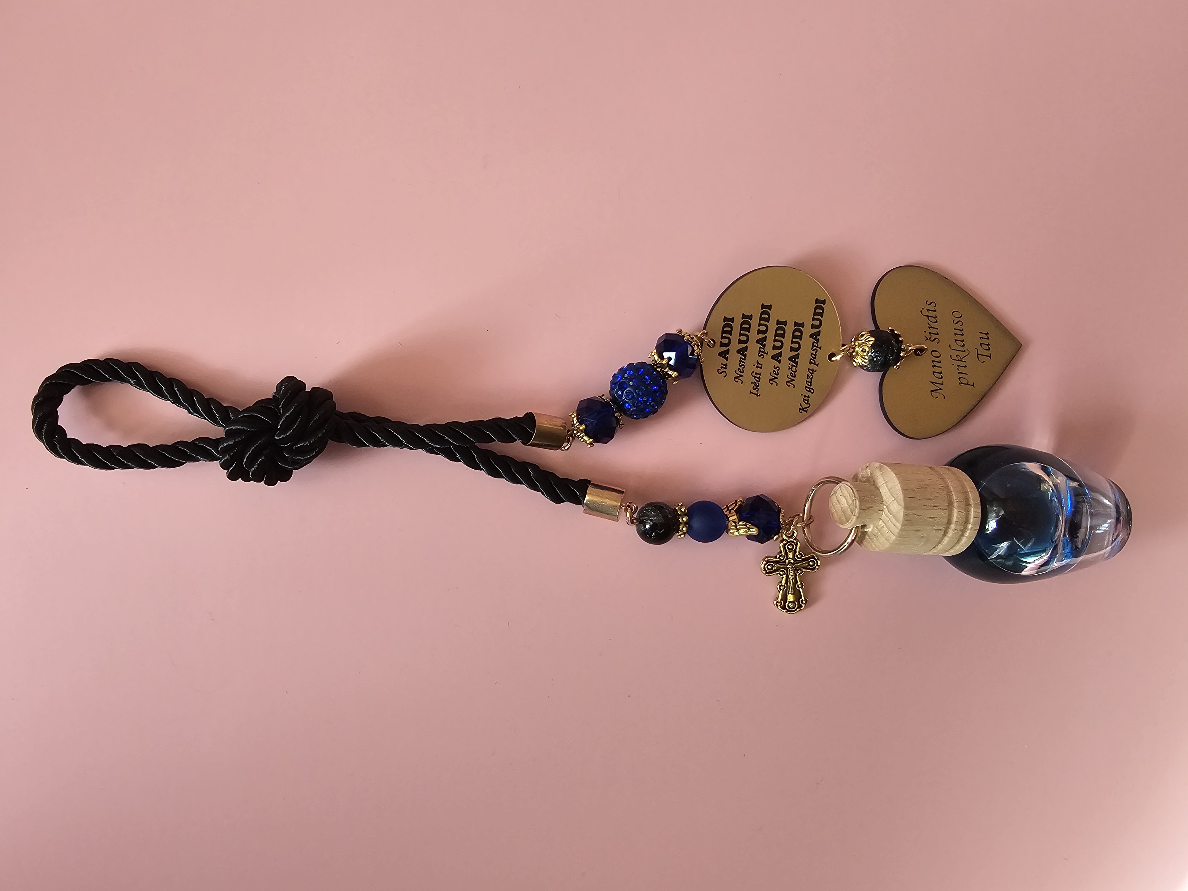 Automobilio pakabukas su užrašu "Mano širdis priklauso Tau" ir Audi