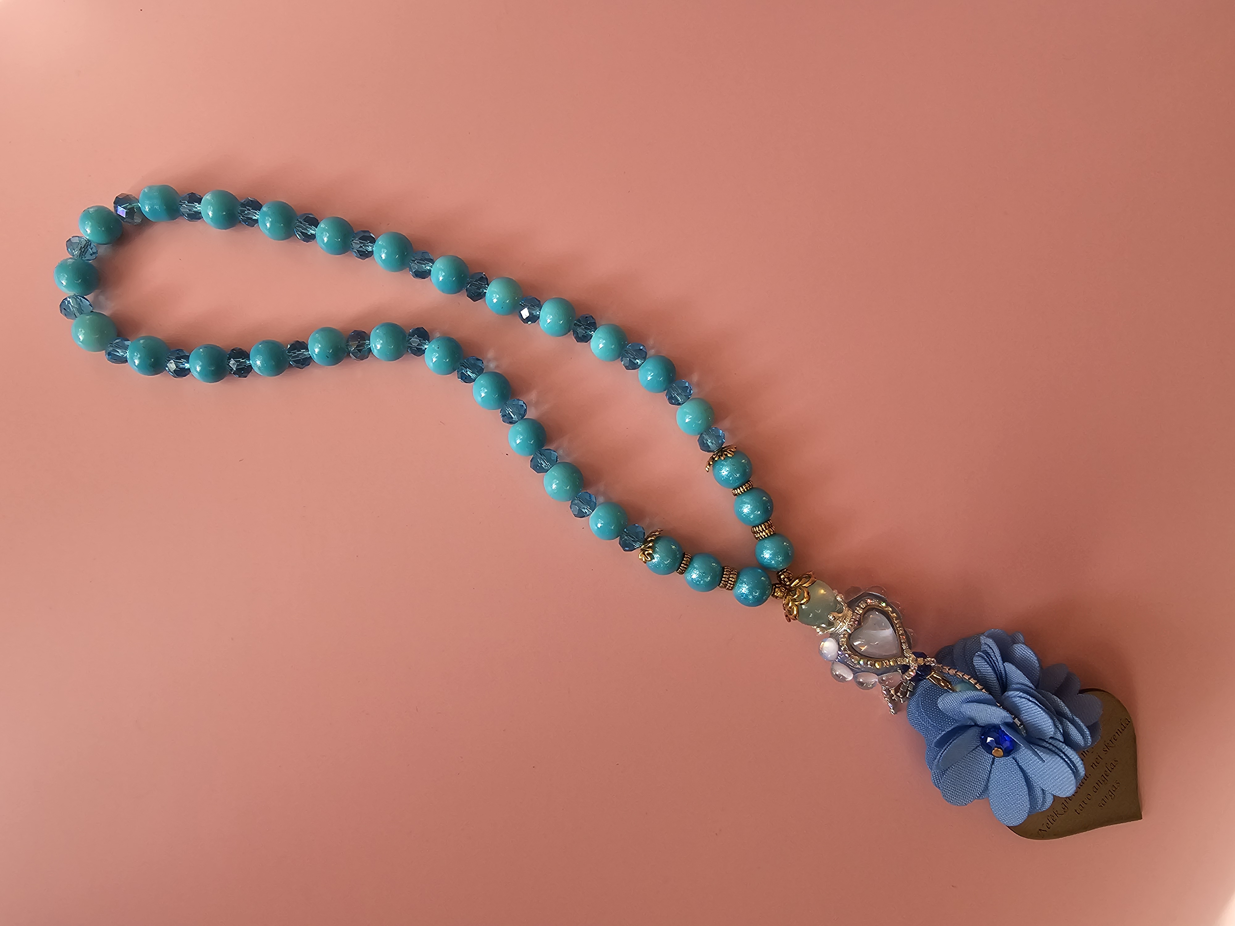 Automobilio pakabukas su užrašu "Krikšto mamyte, nelėk greičiau nei skrenda Tavo angelas sargas"