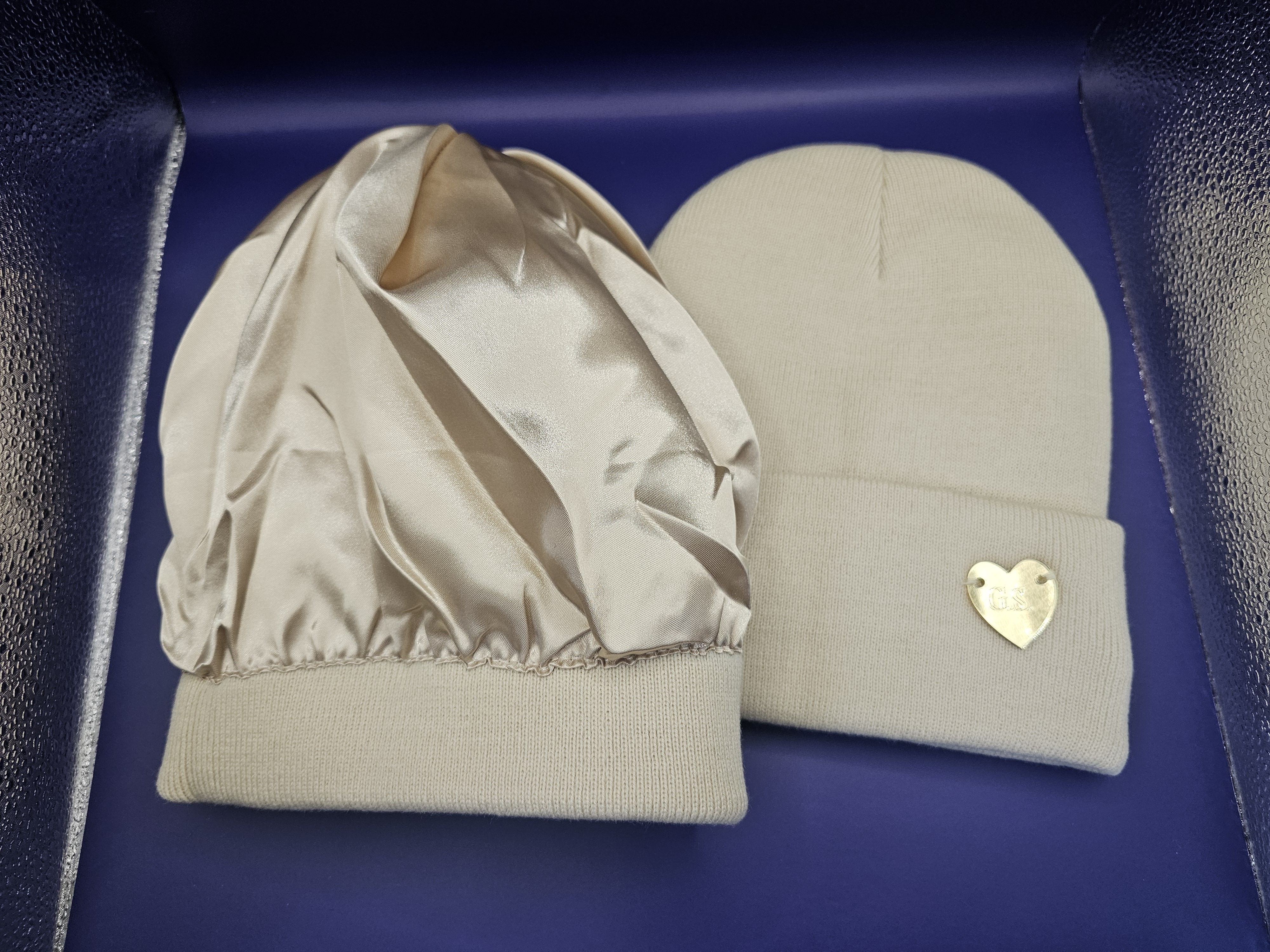 Kreminė kepurė su šilku