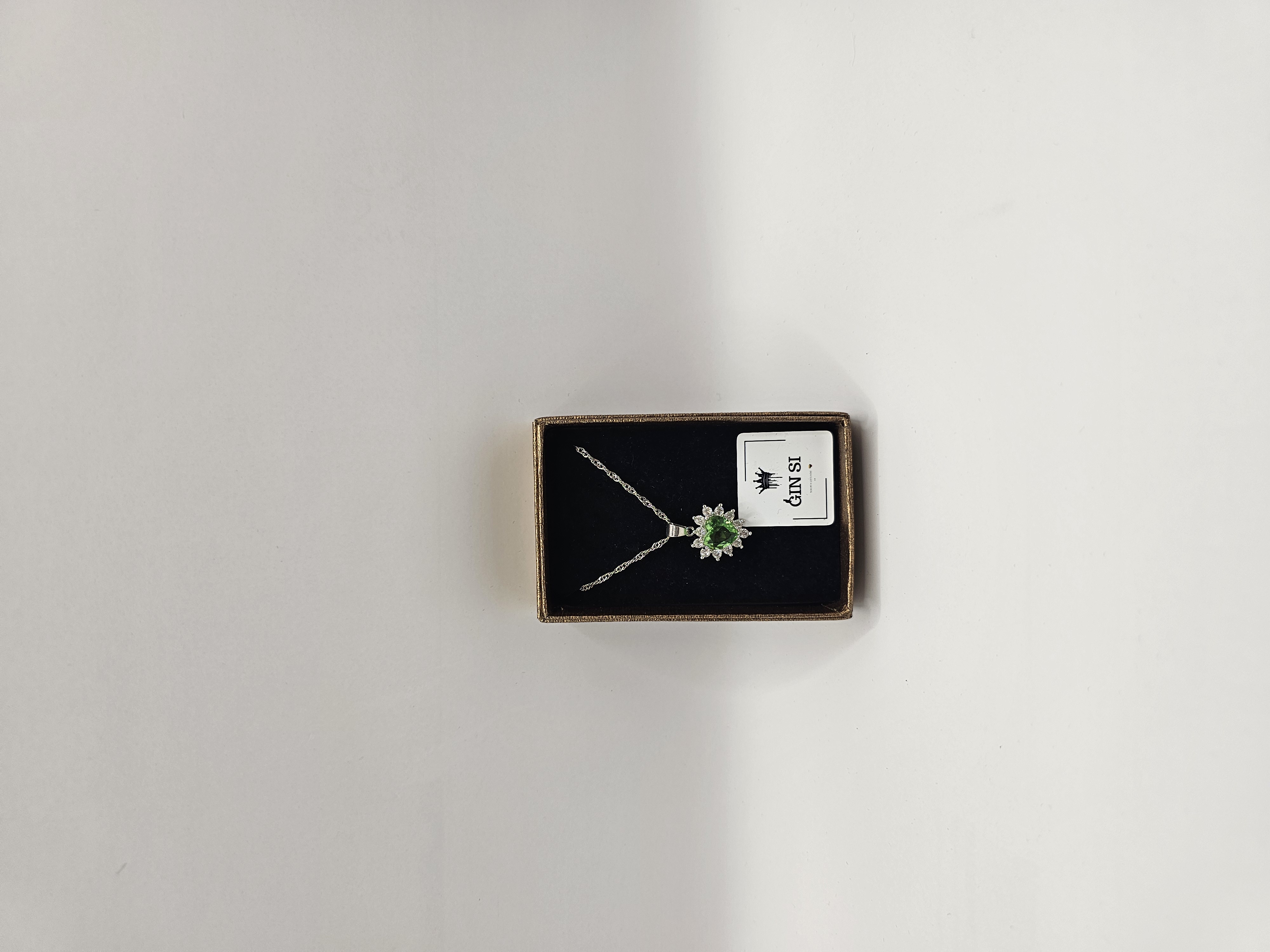 Grandinėlė širdelė su šviesiai žaliu cirkoniu