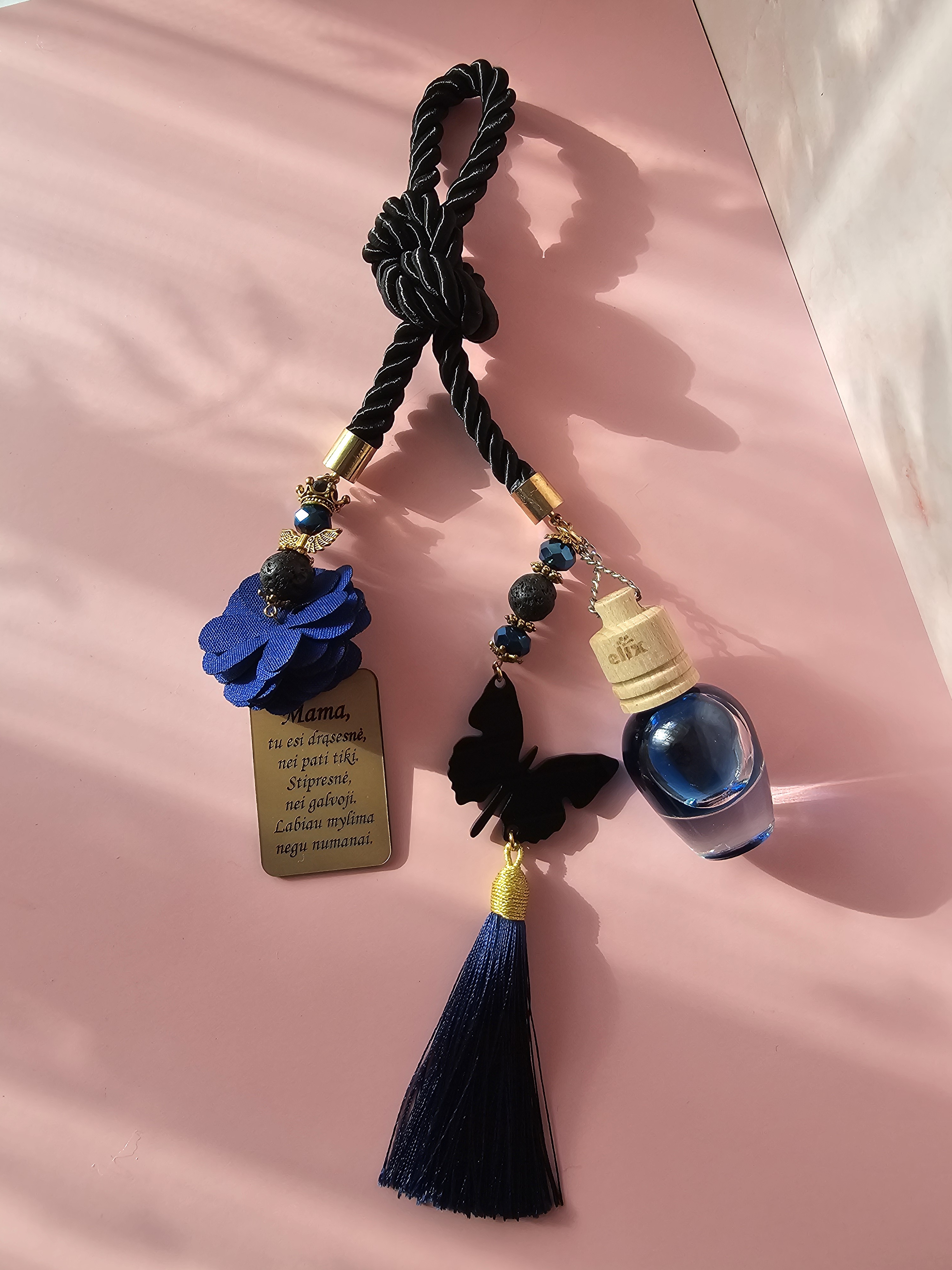 Automobilio pakabukas ir kvapukas su užrašu "Mama..."